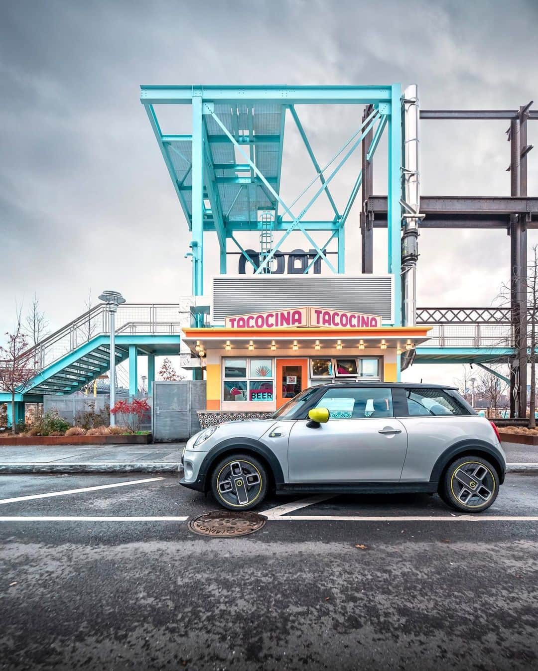 Nicanor Garcíaさんのインスタグラム写真 - (Nicanor GarcíaInstagram)「Urban passion : Pasión urbana #nicanorgarcia @travelarchitectures  #ChargedWithPassion #MINILiving @MINI #MINI #MINIElectric  What a fantastic time I had with MINI experiencing its old and renewed values. I had the chance to discover its creative use of space and mobility and its unique perspective on design and co-working spaces. From Rotterdam to Shanghai and last week in New York, I saw that all of these concepts are making a brighter urban life with the first all-electric MINI that I just tested in Brooklyn. Can’t wait for more! #advertisement  MINI Cooper SE*: Energy consumption in kWh/100 km combined: 13.2/15.0, Fuel consumption in l/100 km combined: 0, CO2 emissions in g/km combined: 0. The driving range depends on a variety of factors, especially: personal driving behaviour, selected route, weather conditions, usage of heating/cooling and preconditioning. *These figures are preliminary values and have not yet been confirmed. Subject to change.」12月18日 21時56分 - nicanorgarcia