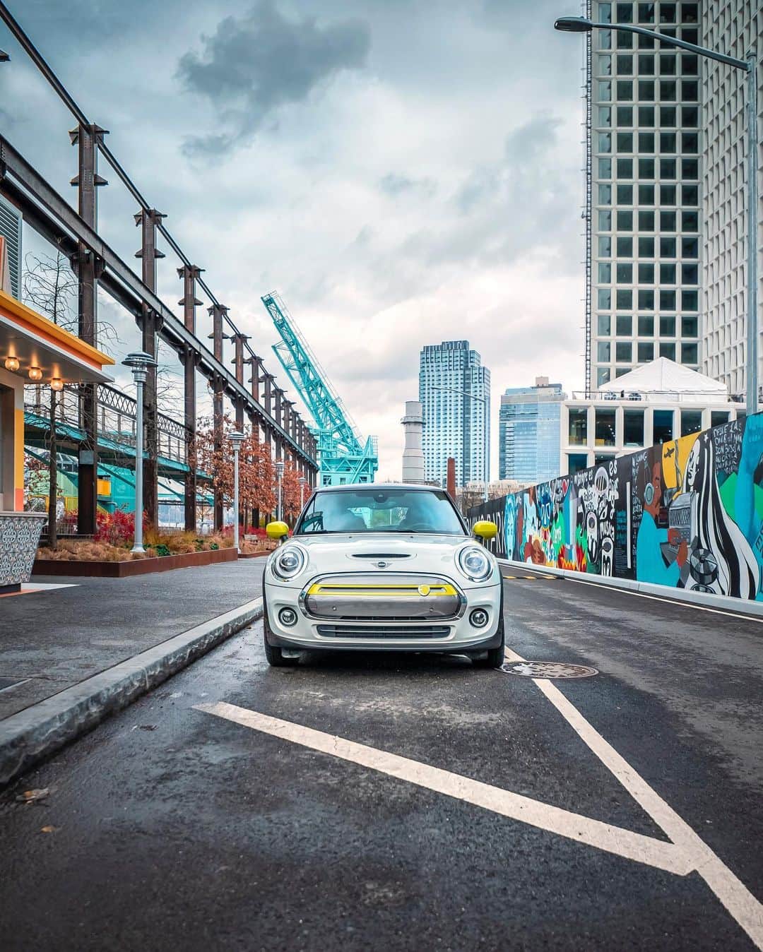 Nicanor Garcíaさんのインスタグラム写真 - (Nicanor GarcíaInstagram)「Urban passion : Pasión urbana #nicanorgarcia @travelarchitectures  #ChargedWithPassion #MINILiving @MINI #MINI #MINIElectric  What a fantastic time I had with MINI experiencing its old and renewed values. I had the chance to discover its creative use of space and mobility and its unique perspective on design and co-working spaces. From Rotterdam to Shanghai and last week in New York, I saw that all of these concepts are making a brighter urban life with the first all-electric MINI that I just tested in Brooklyn. Can’t wait for more! #advertisement  MINI Cooper SE*: Energy consumption in kWh/100 km combined: 13.2/15.0, Fuel consumption in l/100 km combined: 0, CO2 emissions in g/km combined: 0. The driving range depends on a variety of factors, especially: personal driving behaviour, selected route, weather conditions, usage of heating/cooling and preconditioning. *These figures are preliminary values and have not yet been confirmed. Subject to change.」12月18日 21時56分 - nicanorgarcia