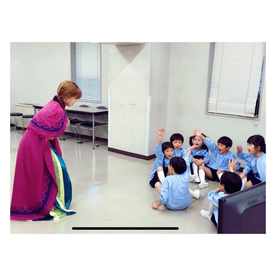 荒牧陽子さんのインスタグラム写真 - (荒牧陽子Instagram)「2019.12.17  ものまねグランプリ﻿ ┈︎┈︎┈︎┈︎┈︎┈︎┈︎┈︎┈︎┈︎┈︎┈︎﻿ 応援してくださった皆さん、﻿ ありがとうございました！﻿ ﻿ 「アナと雪の女王」をやらせていただきましたが、 難しかった…！！！ 力及ばず…﻿ 緊張で歌も台詞も酷かった〜😅﻿ 失敗は成功への鍵、と受け止めて﻿ 次も頑張ります！﻿ ﻿ 今回はセットも組んでくださり さらに 沢山の子供たちと一緒にステージ作れたことが、とっても嬉しかったです！﻿ 疲れても最後まで頑張って練習してくれて﻿ 急な変更にも対応してくれて﻿ 本当にありがとう💓﻿ ﻿ こなちゃん﻿ るのあちゃん﻿ ゆいちゃん﻿ ななおちゃん﻿ りゅうせいくん﻿ しょうたくん﻿ たくみくん﻿ かいとくん﻿ ﻿ みんな、またあおーね！﻿ &﻿ まいちゃん、﻿ CDイベント見に来てくれてありがとうね💓﻿ ┈︎┈︎┈︎┈︎┈︎┈︎┈︎┈︎┈︎┈︎┈︎┈﻿ #ものまねグランプリ﻿ #ありがとうございました！﻿ #また頑張ります！ #スタッフの皆さんありがとうございました！ #ダンスのめるもさん田代さんありがとうございました！」12月18日 21時56分 - yoko_aramaki