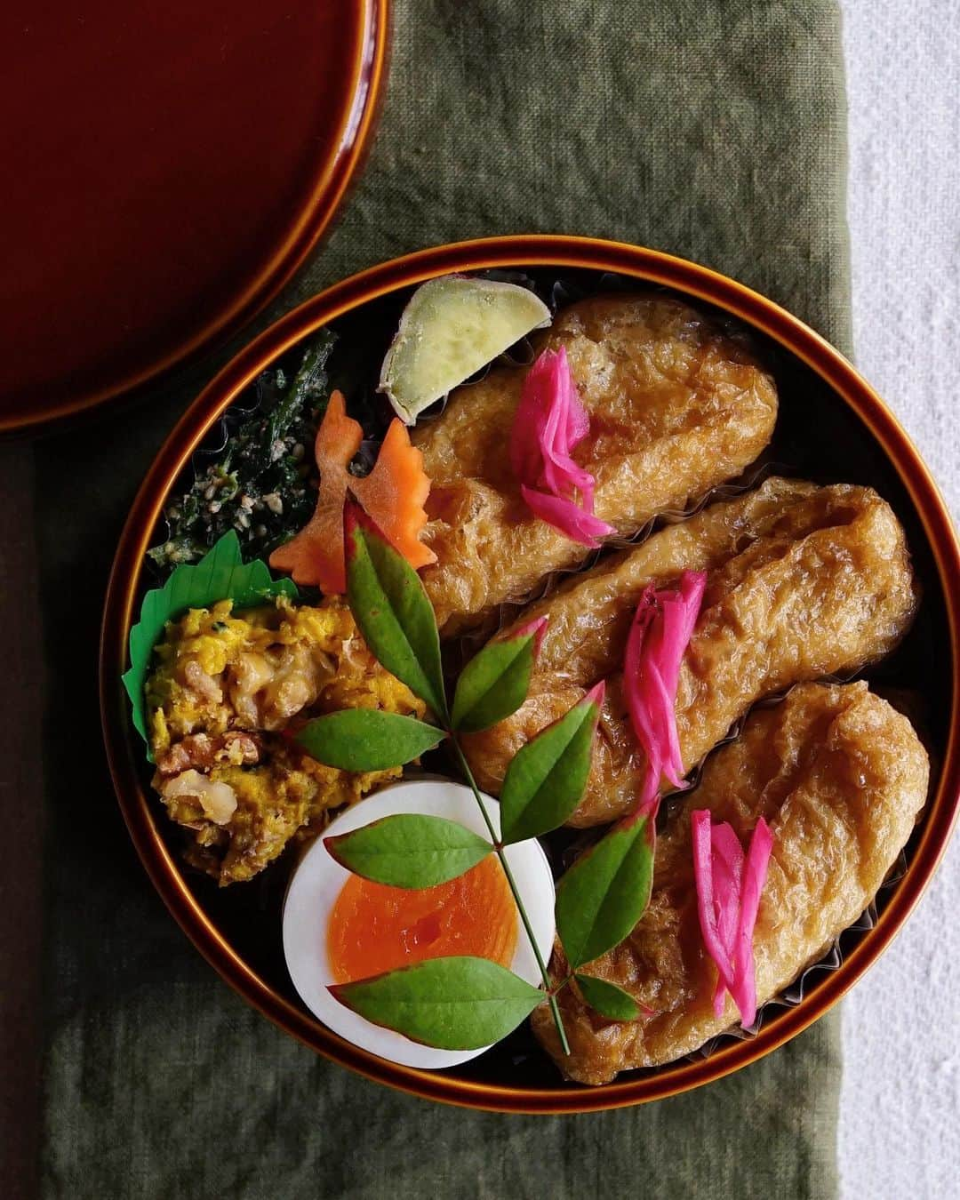 Ryoko Yunokiのインスタグラム：「+ + + Inari-zushi bento/稲荷寿司弁当 . *inari-zushi, topped with pickled ginger *steamed acorn squash salad with toasted walnuts *steamed sweet potato *hard-boiled egg *blanched shungiku leaves salad with sesame dressing . ＊稲荷寿司、紅ショウガ ＊南瓜と胡桃のサラダ ＊蒸し薩摩芋 ＊ゆで卵 ＊春菊の胡麻和え + + + #bento #お弁当 #丸の内弁当 #f52grams #曲げわっぱ #春慶塗 #飛騨春慶」