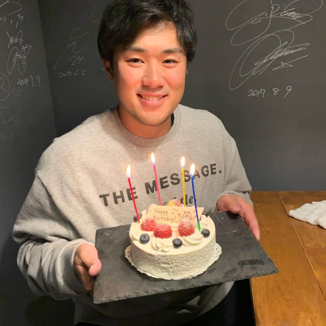 由規さんのインスタグラム写真 - (由規Instagram)「先日、後輩達が誕生日をお祝いしてくれました！ おじさんは嬉しいよ。泣 ありがとう #誕生日祝い#楽天イーグルス #池田隆英#森雄大#安楽智大 #由規30歳」12月18日 21時50分 - yoshinori11sato