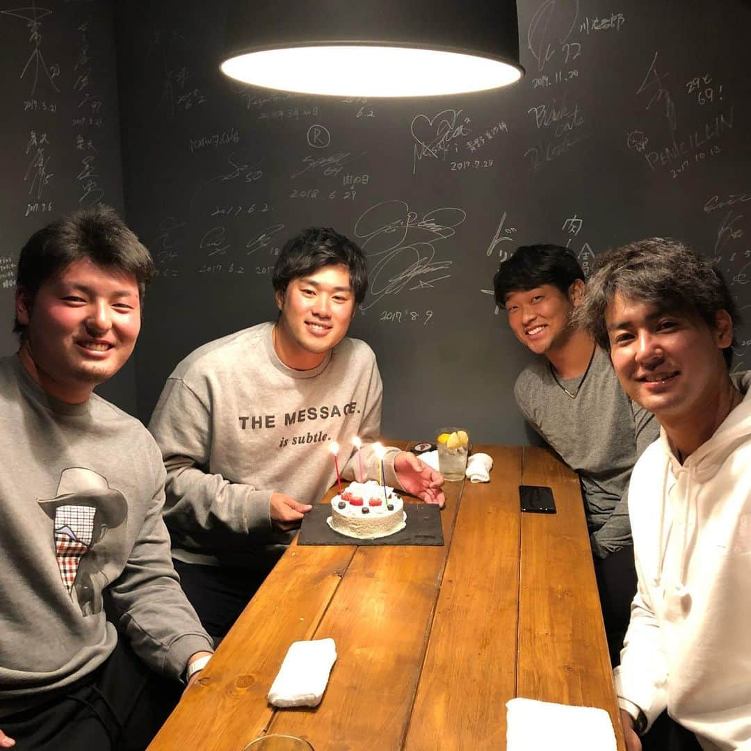 由規さんのインスタグラム写真 - (由規Instagram)「先日、後輩達が誕生日をお祝いしてくれました！ おじさんは嬉しいよ。泣 ありがとう #誕生日祝い#楽天イーグルス #池田隆英#森雄大#安楽智大 #由規30歳」12月18日 21時50分 - yoshinori11sato