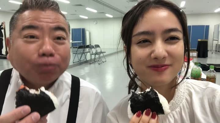 のインスタグラム：「今日はてっちゃんがおにぎりの差し入れをしてくれました🤤❤️🍙 ウドちゃんことウド鈴木さんの弟さんのおむすびらしく最高だから食べてーとたくさん持ってきてくれました🥺🥺🥺ノリはてっちゃんの実家のノリ！最高な組み合わせですありがとうございました🙈🙈🙈またおしらせしますね💛 #おにぎり」