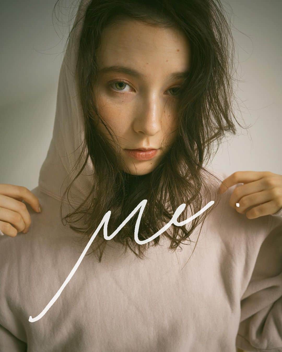 Yuta Misumiのインスタグラム：「. ㅤㅤㅤㅤㅤㅤㅤㅤㅤㅤㅤㅤㅤ癖を生かしてmeバームを少量クシュクシュともみ込んであります。 ㅤㅤㅤㅤㅤㅤㅤㅤㅤㅤㅤㅤㅤ. ㅤㅤㅤㅤㅤㅤㅤㅤㅤㅤㅤㅤㅤBy taking advantage of your habits, you can add a small amount of 〝me balm〟 ㅤㅤㅤㅤㅤㅤㅤㅤㅤㅤㅤㅤㅤ#organicbalm#hairstyling#atontokyo#myhairdesign」