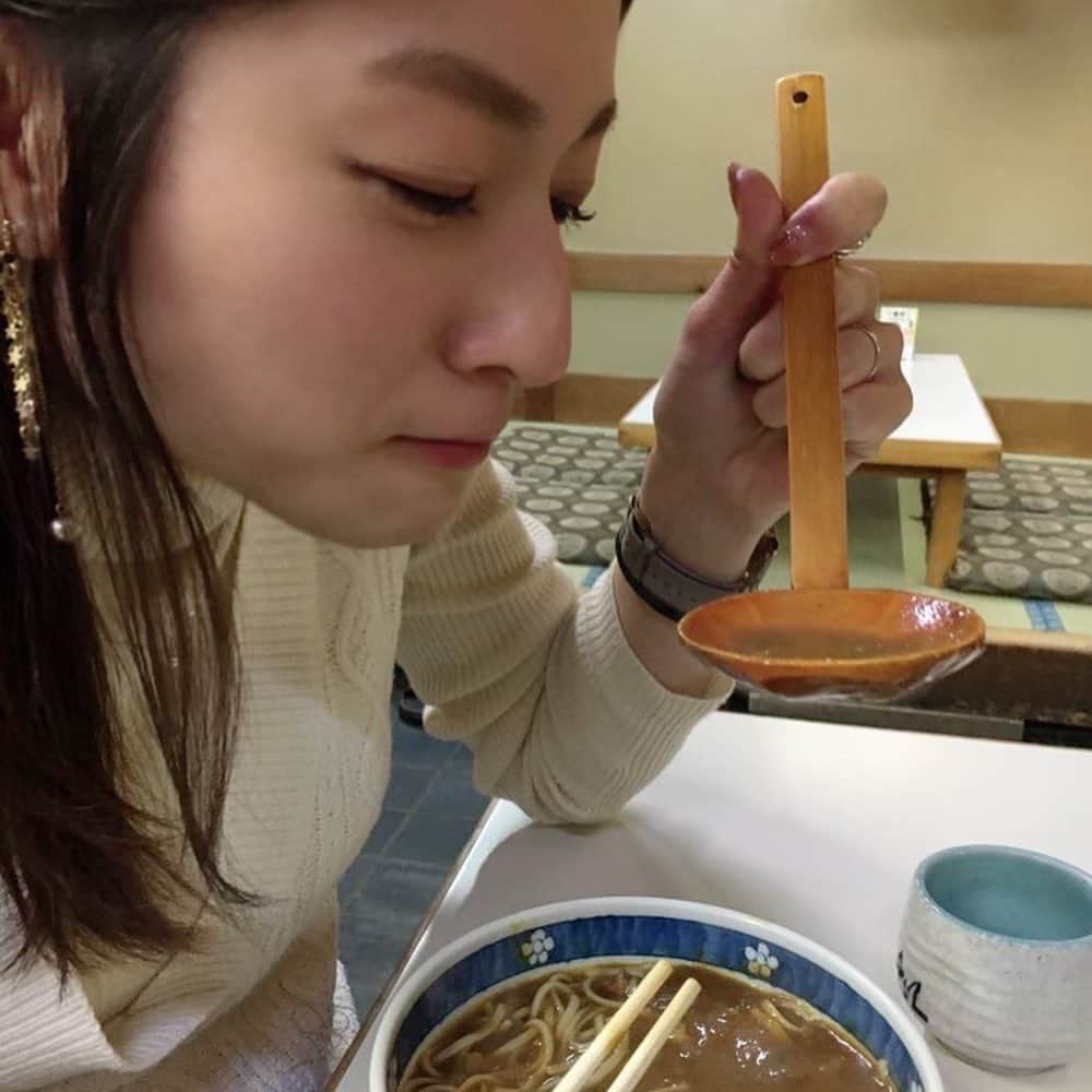 北川楓夏さんのインスタグラム写真 - (北川楓夏Instagram)「人生2回目の宝寿司。🍣 なんでこんなに美味しいんだろう。 そしてお酒もススム。 幸せすぎた〜😍 . 〆は初めての紀文！🍜 千秋麺も良いけどカレーそばもめちゃくちゃ美味しかった！滲みた！💓 . 宝寿司、1年に1回いけたらいい方だけど 次はいつ行けるかな〜😌 またご縁を待ってます❤️ . #akita #sushi #寿司 #宝寿司 #贅沢 #日本酒 #🍣 #🍶 #ふう散歩 #紀文 #千秋麺 #カレーそば」12月18日 21時55分 - fuka.kitagawa