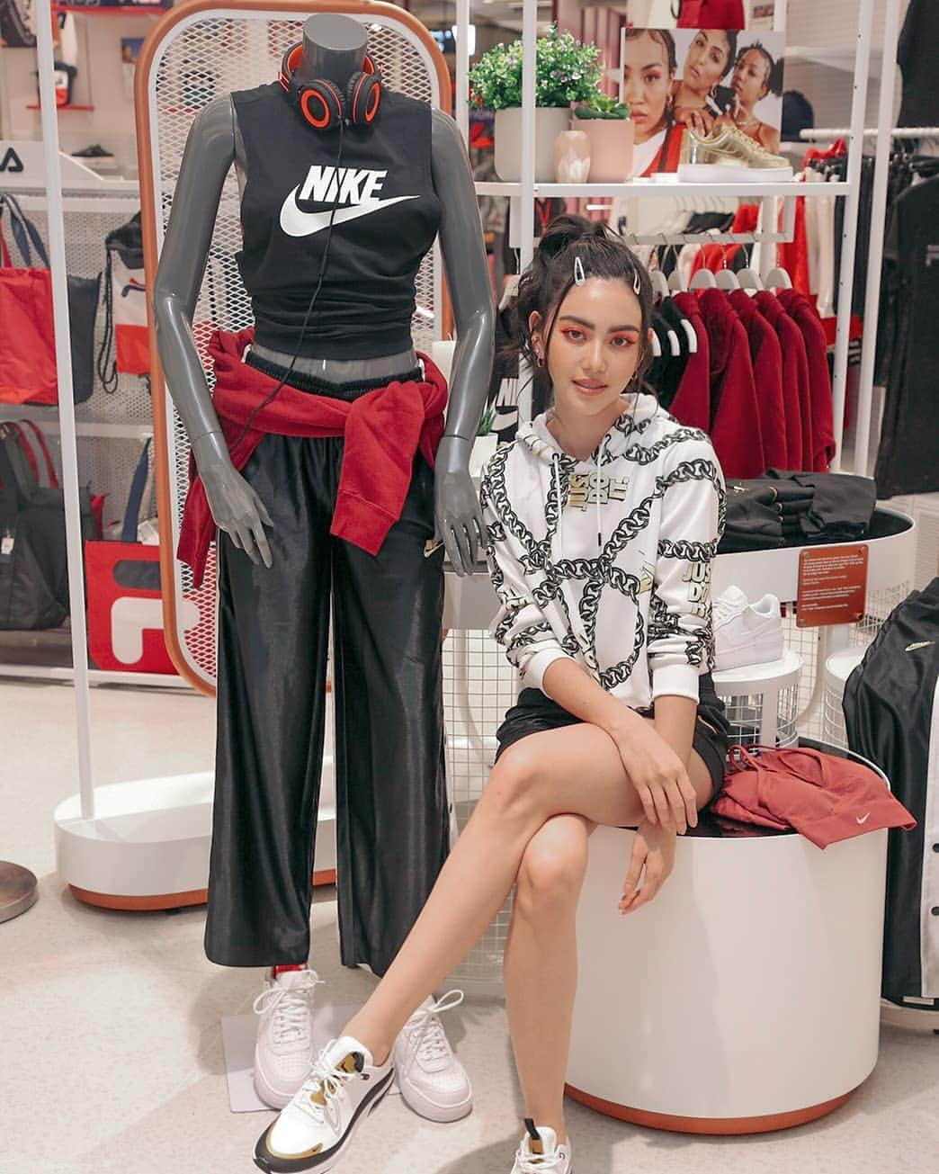 マイ・ダーウィカーさんのインスタグラム写真 - (マイ・ダーウィカーInstagram)「Curated Look by Davikah✨ พบกับ NIKE WOMEN คอนเซ็ปต์สเปซที่จะทำให้สาวๆสนุกกับการแต่งตัวแนวสปอร์ตสไตล์ได้ในทุกๆวัน ที่ CENTRAL @centralwOrld ดาวิรักเลยค่าา💕 #NikeWomen #TeamNike #NikeThailand」12月18日 21時55分 - davikah