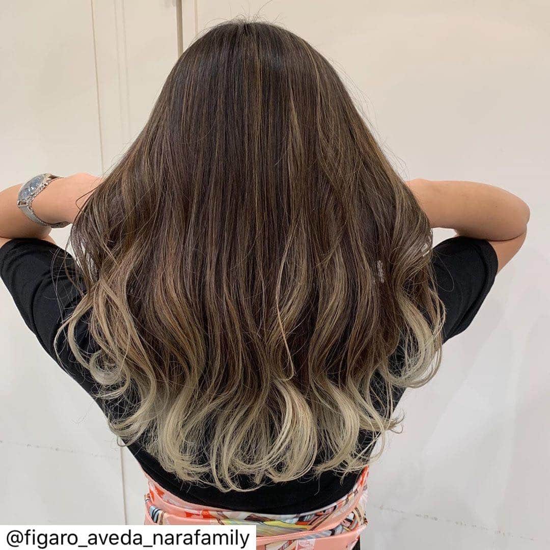 のインスタグラム：「Figaro AVEDA（1Ｆ）ならファミリー店 . グラデーションカラー🤲🤲 . . . . ＊＊＊＊＊＊＊＊＊＊＊＊＊＊＊＊＊＊＊＊＊＊＊＊＊＊＊＊＊＊＊＊＊＊＊＊＊＊＊＊＊＊ . . >>>> FIGARO AVEDA <<<< .  オーガニックサロン ☞93%自然界由来成分配合AVEDAカラー . . . . 奈良県の奈良ファミリー専門店内 トータルビューティーサロンです☺︎ . . . . . 営業時間10:00〜20:00  年中無休 . . . 【  ご新規様限定 】 . カラーカット >> 7980 +tax . パーマカット >> 7980 +tax . カラーヘッドスパ 20min >> 6980 +tax . . . ステキなヘア、アイラッシュ提案させて頂きます。 是非一度お任せください！！ . . . ご予約お待ちしてます✂︎✂︎✂︎✂︎ . . . ℡0742-30-0188 . . . . . . #ヘア#ヘアアレンジ#ヘアスタイル#ヘアカラー#インスタ映え#ファッション#hair#サロンモデル#美容室#インテリア#外国人風#カラー#love #instagood #aveda#アヴェダ#beauty#オーガニック#셀카#撮影#お洒落さんと繋がりたい#美容師#model#奈良ファミリー#ならファグラム#フォトジェニック#いいね返し . . ＊＊＊＊＊＊＊＊＊＊＊＊＊＊＊＊＊＊＊＊＊ ＊＊＊＊＊＊＊＊＊＊＊＊＊＊＊＊＊＊＊＊＊」