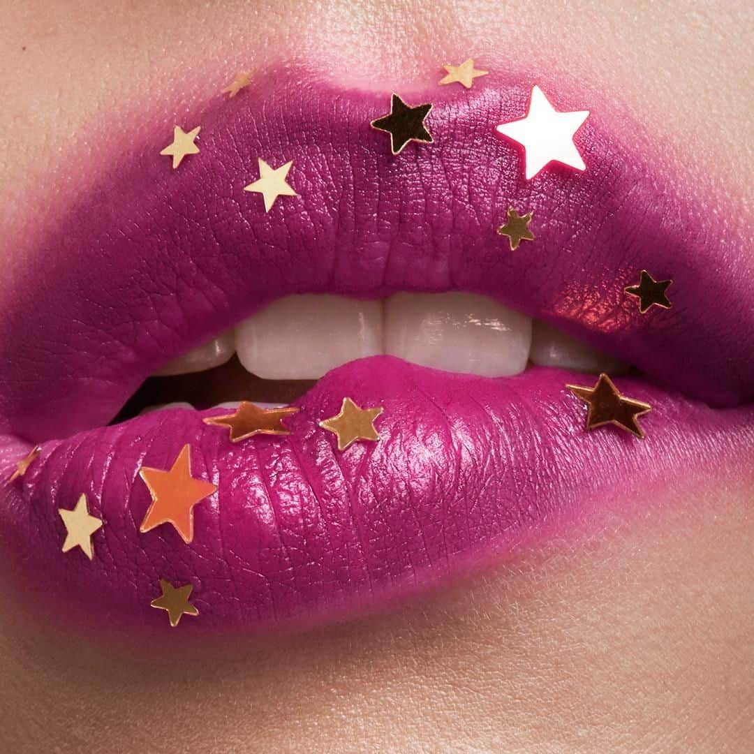 Yves Saint Laurent Beautyさんのインスタグラム写真 - (Yves Saint Laurent BeautyInstagram)「Hot enough to kiss the stars, Lusty Lisa seduces every time. At every party - a trail of broken hearts, she’s left behind. ROUGE PUR COUTURE THE SLIM SHEER MATTE in N°104 FUCHSIA INTIME TOP SECRETS LIP PERFECTOR #yslbeauty #tatouagecouture #stars」12月18日 22時00分 - yslbeauty