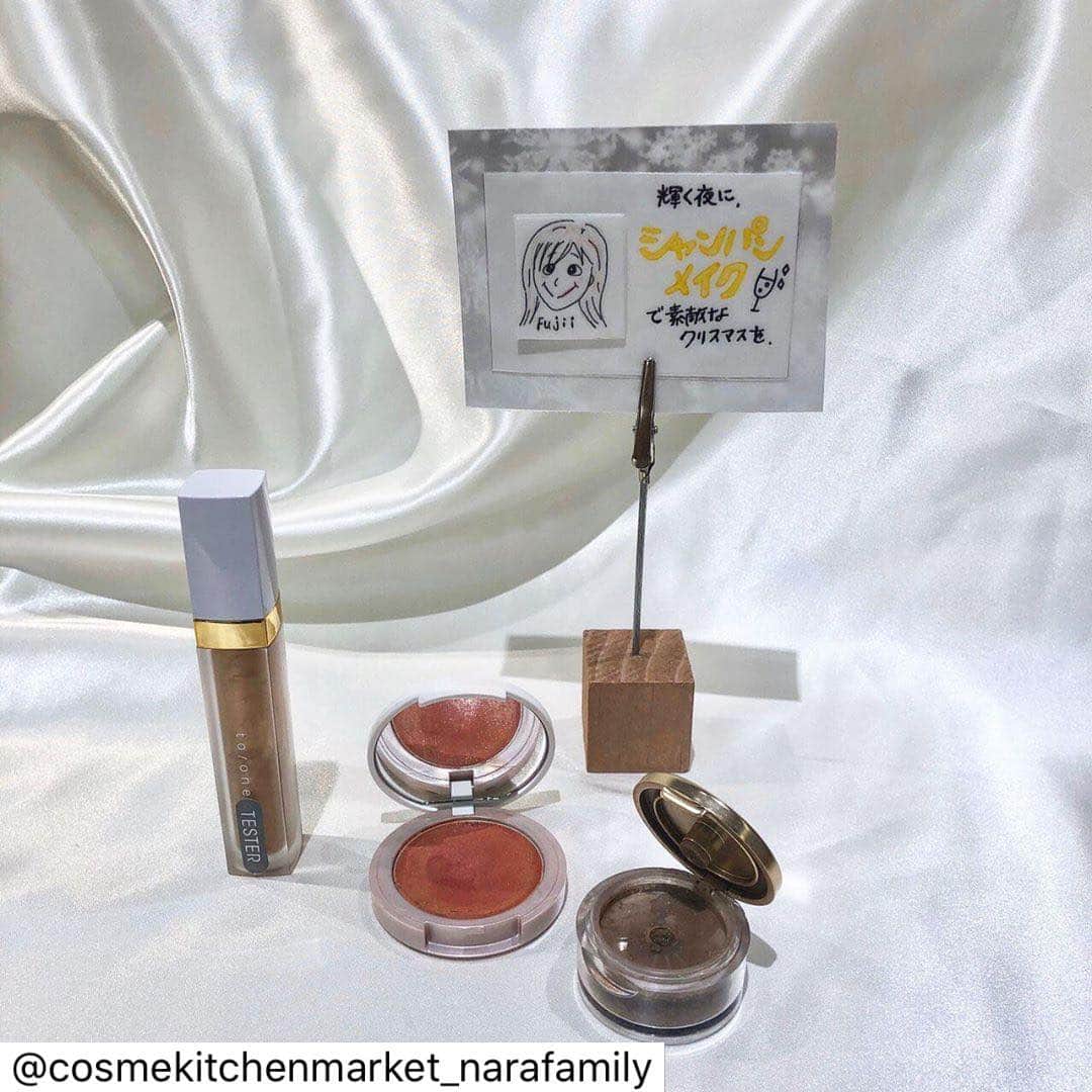 のインスタグラム：「Cosme Kitchen Market（1Ｆ）ならファミリー店 . コスメキッチン  マーケットならファミリー店でございます🥰﻿ ﻿ 12月も中旬になりクリスマス🎄が近づいてきましたね💓イベント事が多いこの季節に...﻿ ﻿ コスメキッチン のスタッフ別✨✨﻿ ﻿ ❄️冬のきらめきメイク💄﻿ 選びました✨﻿ ﻿ 皆様の冬メイクの参考にしていただけると嬉しいです💓﻿ ﻿ ﻿ はじめに紹介致しますのは、、、﻿ ﻿ 藤井です💓﻿ ﻿ 冬は服にダークトーンを持ってきがちになってしまったり厚着をするので顔の印象をより明るく見せるキラキラメイクをしたくなります💘﻿ また、イベント事も増え冬メイク気になる商品がいっぱいです🤔✨﻿ ﻿ ﻿ ❄️ONLY MINERAL ・・ミネラルピグミント(スパイス)﻿ ﻿ ￥1800＋tax﻿ ﻿ ﻿ 冬といえばキラキラメイク！✨﻿ このピグミントは密着、発色もよくラメ感も大好きな商品です☺️﻿ ﻿ 色を濃く入れるとキリっ！っとした印象にも♥️﻿ ﻿ ふんわり入れると柔らかい印象にも♥️﻿ ﻿ ﻿ ❄️naturaglace ・・リップアンドチークUV(限定)﻿ 01  サニーオレンジ﻿ ﻿ ￥3200+tax﻿ ﻿ ﻿ 使い勝手の良いチークアンドリップ💋﻿ 紫外線もカットしながら、ほんのりした頬の色づきで血色感をあっぷしてくれます🥰﻿ ﻿ 口にも重ねて塗ることでしっかりと色もつき﻿ 優しい印象に💋﻿ ﻿ ﻿ ❄️to/one・・ペタルエッセンスリップ　　11番﻿ ﻿ ￥2800+tax﻿ ﻿ ゴールドの色味が可愛いグロス☺️💓﻿ キラキラ艶々するグロスはこの季節にぴったり！﻿ 一気にゴージャスな口元を演出してくれます💄﻿ ﻿ また、保湿力も高く嬉しい商品です♥️﻿ ﻿ ﻿ クリスマスのメイクにいかがですか？😘﻿ ﻿ ﻿ 店頭にて他のスタッフが選んだ商品も紹介しております☺️﻿ ぜひとも皆様のご来店をお待ちいたしておひます🎅💓﻿ ﻿ ﻿ #コスメキッチン #cosmekitchen﻿ #コスキチ #コスメキッチンマーケット﻿ #cosmekitchenmarket #オーガニックコスメ﻿ #オーガニックコスメ好きな人と繋がりたい ﻿ #ナチュラル#natural#オーガニック#organic﻿ #ならファミリー#narafamily#ならファ#narafa#zoro﻿ #ならファグラム #メイク#冬メイク#クリスマス﻿」