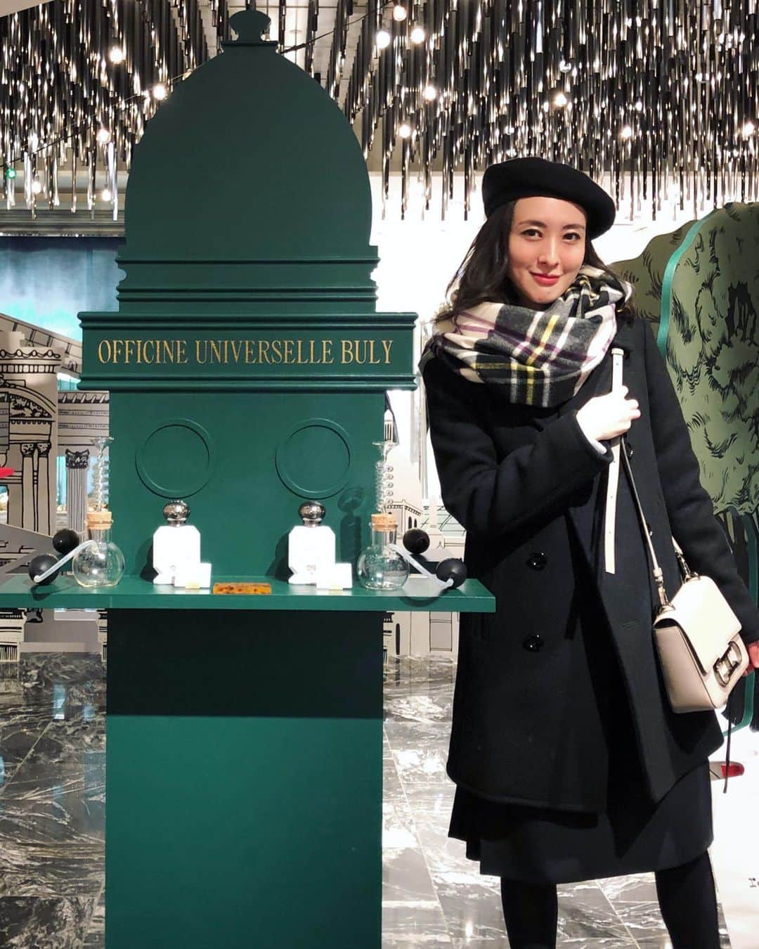 前田紀至子さんのインスタグラム写真 - (前田紀至子Instagram)「パリが大変な今、伊勢丹のビュリーポップアップでパリ旅行気分を満喫（ということで、おのぼりさんスタイルで記念撮影）。 伊勢丹新宿店の3階で今日から始まったビュリー @officine_universelle_bulyjapan ポップアップ、いちファンとして張り切って初日に伺ってみました。 「こんなに贅沢なスペースの使い方初めて！」と驚かずにいられない、不思議の国かと見紛うお洒落な造りで、はからずもツーリスト気分を満喫できたひと時。  12月31日までの開催だそうだけれど、鉄板のラグジュアリーハンドクリーム、ポマード・コンクレット（私は赤のドゥーブル推し）や、私の2019年ベストフレグランスの1つである、ルーヴル美術館シリーズの「かんぬき」を始めとした水性香水の数々。  そして個人的にかなり欲しい！と思ったのは可憐な赤い箱に件のルーヴルフレグランスが12種類総て、お行儀良く詰められた特別なコフレ。  どれも性別問わずのホリデーギフトには抜群なのではないでしょうか。プレゼントに悩んだら、伊勢丹の3階へどうぞ。 #buly1803#ビュリー#CHInitialsInsignia #CHInsignia#伊勢丹新宿店#スヌード巻き」12月18日 22時01分 - ki45m