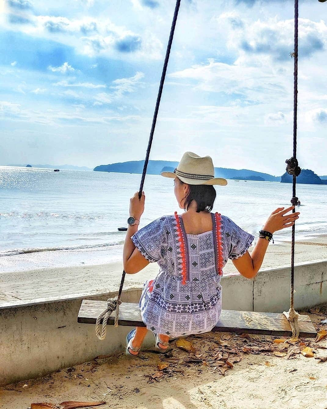 芳美リンさんのインスタグラム写真 - (芳美リンInstagram)「初めてのタイ旅行、後ろ髪引かれつつ帰宅しました☺﻿ ﻿ 楽しかったなあ！﻿ まだまだ行きたいエリアがたくさんなので、またタイに戻るぞ〜✨✨﻿ ﻿ ということで、あえて？現金は使いきらずに帰国✈﻿ ﻿ ﻿ 写真整理おいつかないので、日常にもどりつつ、織り交ぜていきます📷✨﻿ ﻿ ﻿#タイ#クラビ﻿ #トラレコwifi ﻿﻿﻿ #mavenwatches #マベン #マベンウォッチズ #腕時計 #旅したくなるフォト  #海外旅行 #travelstagram #旅人 #lynn_trip #旅 #travelme #travel #trip #traveler #トラベラー ﻿﻿ #旅好きな人と繋がりたい﻿﻿ #travelholics﻿﻿ #thailand#krabi#tapisland﻿#ピースボート #peaceboat #pbgramer#2020年春ショートクルーズ#世界一周」12月18日 22時02分 - lynn.lynn5