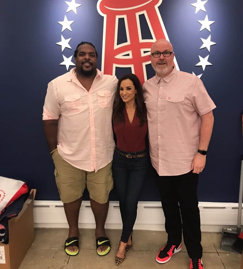 リサ・アンさんのインスタグラム写真 - (リサ・アンInstagram)「Good Morning @barstoolbreakfast Today is my last coaching day with @glennyballs #fantasyfootball team! This photo is from my 1st in studio visit this year & pat of my ongoing  #2019Rewind #barstoolbreakfast🍳」12月18日 22時03分 - thereallisaann