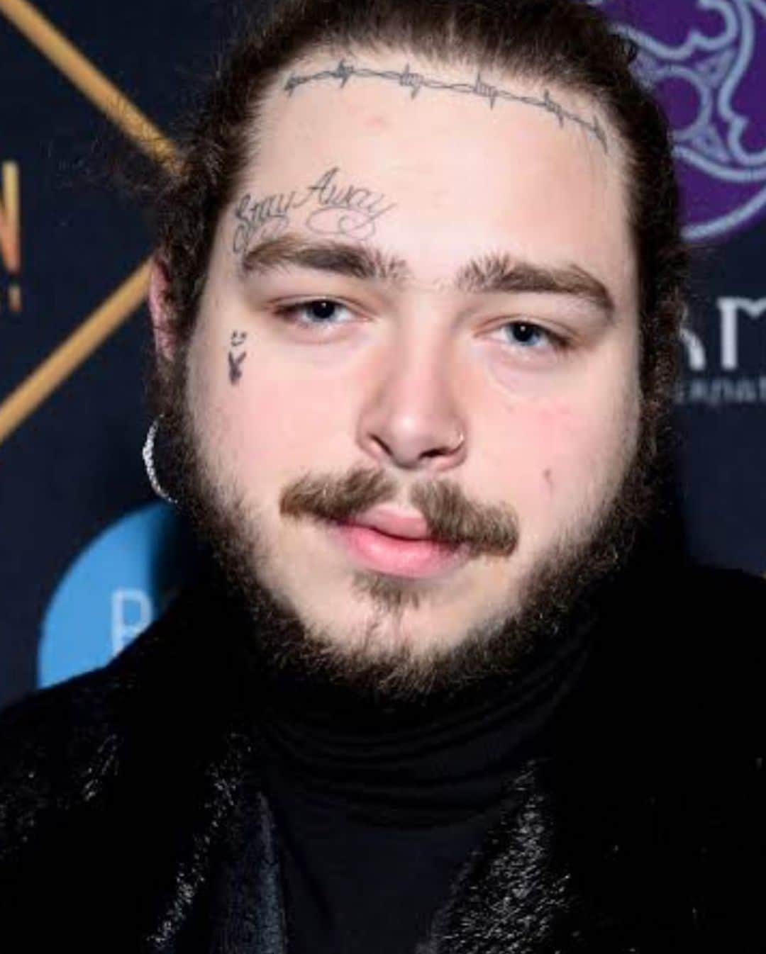 くぼたみかさんのインスタグラム写真 - (くぼたみかInstagram)「ポスト・マローン　@postmalone の公式グッズのパーカーゲットー！！ポスティの「Rock Star」超リピートしてるし、「スパイダーマン:スパイダーバース」のテーマ曲「Sunflower」もいいんだよなあ。あとあんなにタトゥーだらけなのに喋るとめっちゃ可愛いのも好き！！！😂 今回は「Enemies」の歌詞入りパーカーゲットしました🥺これ着て街歩いたらポスト・マローンファンの人と仲良くなれるかなw  ポスティー好きな人は、ポストマローンのニュースが満載のファンアカウント @posty_it をフォローしてください😻 #postmalone #posty #posty_it #ポストマローン #ポスティー #ポスティーイット #洋楽好きと繋がりたい @postmalone @posty_it」12月18日 22時03分 - mikakubota0923