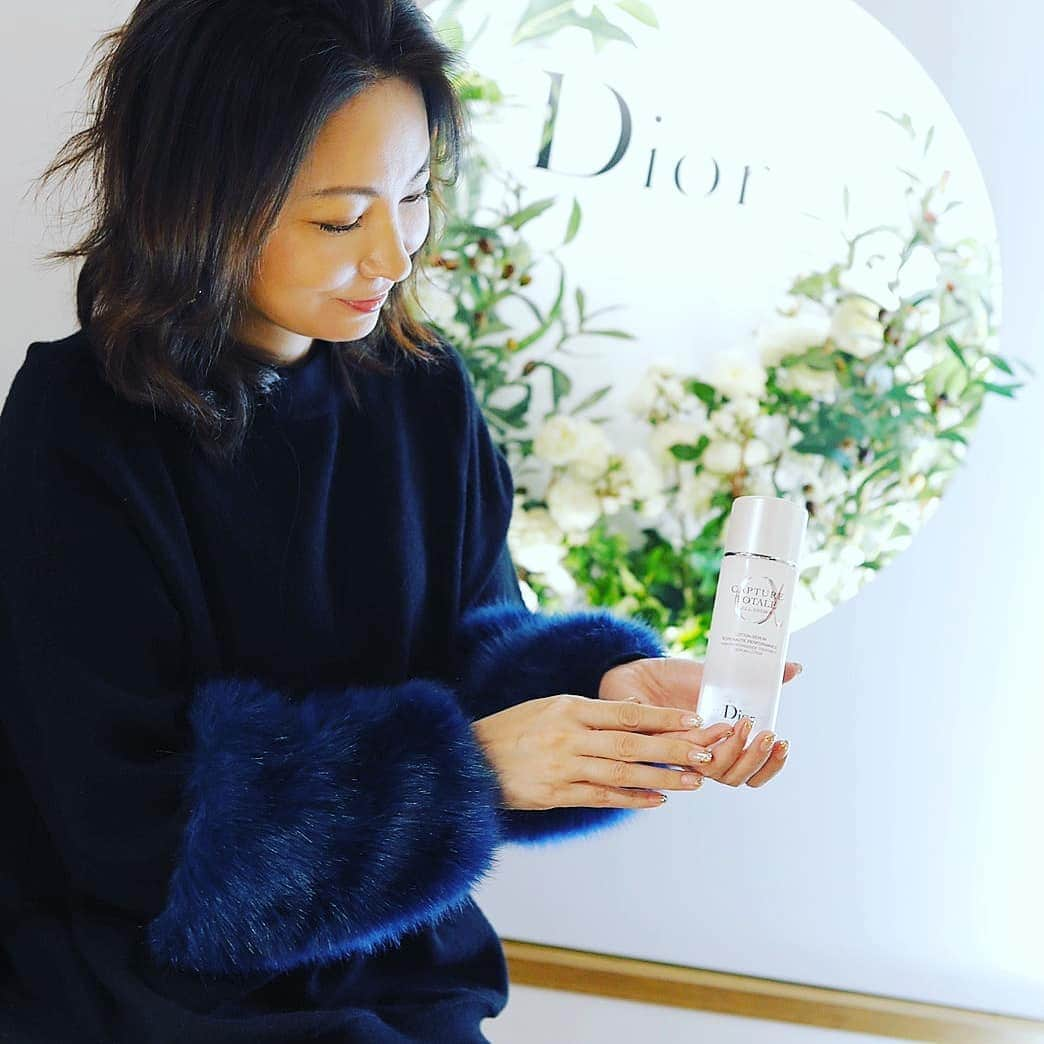 真山景子さんのインスタグラム写真 - (真山景子Instagram)「#カプチュールトータル #diorcapturetotale  Diorのコスメは前から好き❤こんかいは幹細胞の美容液❤どんどんスキンケアも優秀になっていって幸せな気持ちになります🥰  このスキンケアセット、とにかくいい香りで、保湿力も高い。あと、塗ってすぐに効果が見える肌の艶。びっくりでした❤  あとは、私いつもリップ色付きがケバく見えちゃうから塗らないけどこのリップの12番は見た目より自然に馴染んでくれて速、お買い上げです🤗多分リピーターになるなw」12月18日 22時15分 - keikomayamaya