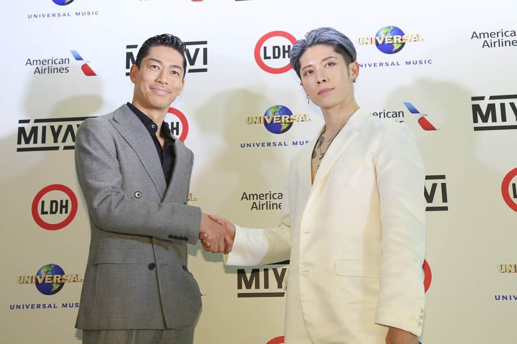 MIYAVI（石原貴雅）さんのインスタグラム写真 - (MIYAVI（石原貴雅）Instagram)「MIYAVI、2020よりLDHへの移籍を発表！！ ． 「お世話になった前事務所から独立して、まる１０年。これまで沢山の方々に支えられながら、世界中を駆け巡り、色んなことに挑戦し続けてきました。  ずっと手弁当でやってきて 正直「仲間が欲しい」という気持ちはありました。  そんな中、HIROさんと出会い、彼の（１）ダンスというカルチャーの普及に対する向き合い方（２）チームとしての団結を大事にするリーダーとしての在り方。そして（３）日本人としての世界への視野、海外展開への取り組みと、その「本気度」に、共鳴させていただき、LDH の皆さんとも話し合いを重ね、今回、このような運びとなりました。  もっとデッカい景色を描きたい。  音楽家として、俳優として、UNHCR親善大使としての人道支援の活動ふくめ、国境も、言語の壁も超えて、世界中へ、もっともっと夢とワクワク、ドキドキを届けたい。  その一心です。  今後、LDH チームの皆さんとタッグを組み、さらに加速していけること僕自身も、すごくワクワクしています。  正直、不安もありますが、変わらず精一杯、挑戦していくので、温かく、いや、熱く、見守ってください！！！！」とMIYAVIよりコメント ． 【リリース情報】 MIYAVI NEW ALBUM 💿 NO SLEEP TILL TOKYO 7.24 Release⬇️⬇️ https://umj.lnk.to/miyavi_nsttPR ． 【ライブ情報】 「MIYAVI “NO SLEEP TILL TOKYO” World Tour 2019 JAPAN」 12/5 Sapporo | Zepp Sapporo 12/9 Sendai | Rensa 12/10 Nagoya | Zepp Nagoya 12/12 Fukuoka | Zepp Fukuoka 12/18 Tokyo | Zepp DiverCity TOKYO 12/21 Osaka | Zepp Osaka Bayside ． MIYAVI ファンクラブ ”MYV CREW” 2019年度会員受付中！！ MIYAVI Fan Club“ MYV CREW” 2019 Membership Admission and Renewal Information  ご入会方法は⬇️ http://myv382tokyo.com/myvcrew/about.html ． ． #MIYAVI #NoSleepTillTokyo #NSTT #UnderTheSameSky #MYVCREW #NorthAmerica #USA #CANADA #MEXICO #EUROPE #ASIA #JAPAN #live #札幌 #仙台 #名古屋 #福岡 #東京 #大阪」12月18日 22時06分 - miyavi_staff