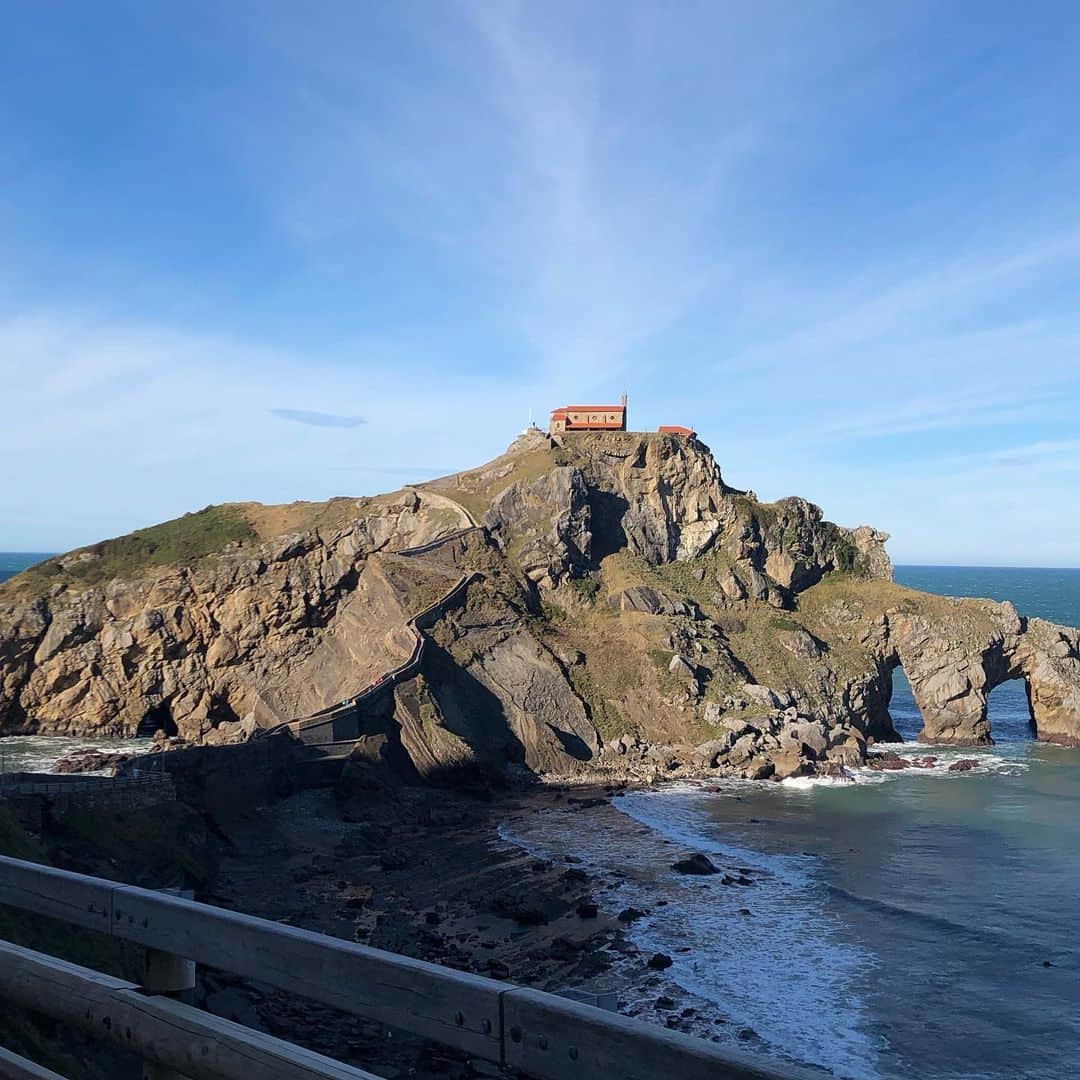ジェフリー・バトルのインスタグラム：「Climbing the stairs to Gaztelugatxe! #gameofthrones」