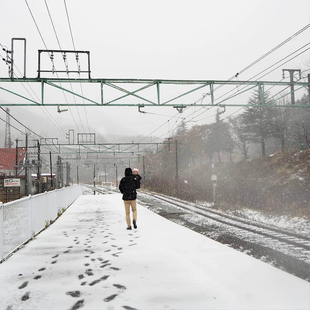 Kuboi Ayumiさんのインスタグラム写真 - (Kuboi AyumiInstagram)「初雪だぁ！！！﻿ ﻿ 先日、水上温泉に行ったときに立ち寄った﻿ 日本一のモグラ駅といわれる群馬「土合駅」。﻿ ﻿ ﻿ 車で出発した時は晴れていたのに、水上駅につく時くらいから﻿ チラチラと雪が。﻿ みなかみでもその日が初雪だったみたいです。﻿ ﻿ 谷川岳のふもとにある土合駅はもはや観光名所！﻿ ﻿ 下りホームは地下を通る新清水トンネル内にあるので、﻿ なんと462段もくだらないとたどり着けないんです。﻿ ﻿ ﻿ トンネルに着くと、さらにヒンヤリしていて娘たちが「怖い！」というくらい﻿ なんともいえない不思議な空間。﻿ まるで地下要塞でした。﻿ ﻿ ﻿ ちなみに、今回水上温泉で宿泊したホテルは、お気に入りのみなかみホテルジュラクです☆﻿ ﻿ ﻿ #土合駅 #無人駅 #みなかみ　#家族旅行 #群馬旅行　#travel #gunma #ドライブ ﻿ #drive #水上温泉 #群馬 #japan #インスタ映え #photogenic #フォトジェニック ﻿ #みなかみホテルジュラク #pr #宿泊体験記 #モグラ駅 #初雪 #snow﻿ #カメラ好きな人と繋がりたい #旅好きな人と繋がりたい #旅行好きな人と繋がりたい #日本一周 #ファインダー越しの私の世界」12月18日 22時10分 - himekagami