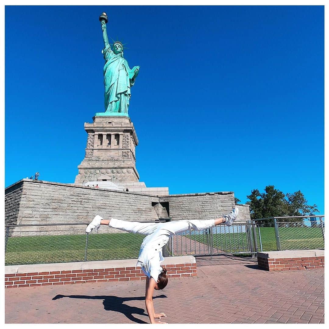 岡部紗季子さんのインスタグラム写真 - (岡部紗季子Instagram)「“🗽🇺🇸🤸🏽‍♀️ #gymnastics #handstand #handstandsplit #statueofliberty #NYC #体操 #倒立女子 #自由の女神 #ニューヨーク #🗽 #🇺🇸 #🤸🏽‍♀️ . . . #逆立ち女子」12月18日 22時22分 - sakiko_okabe516