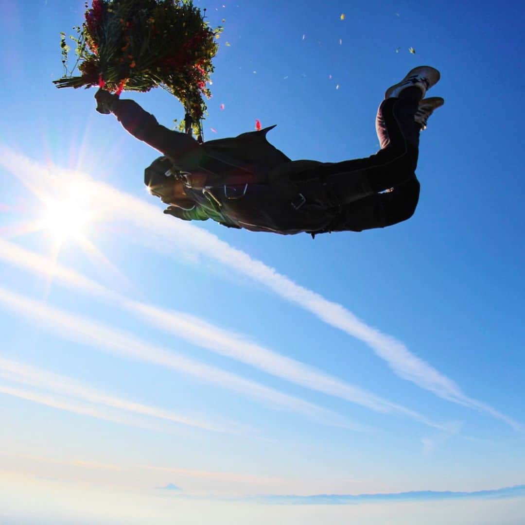 東信さんのインスタグラム写真 - (東信Instagram)「FLOWER AND MAN - Skydiver -  #azumamakoto #shiinokishunsuke #amkk #amkkproject #flowerandman #flowers #flowerart #東信 #東信花樹研究所 #makotoazuma #skydiver #skydiving」12月18日 22時18分 - azumamakoto