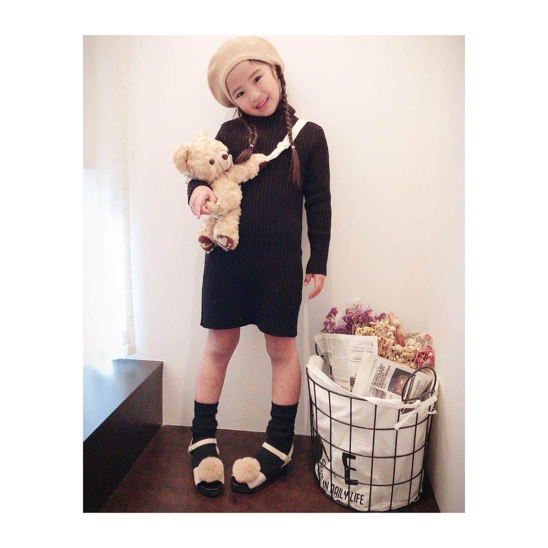 ♡KAO♡さんのインスタグラム写真 - (♡KAO♡Instagram)「🎀 ： ： @smilekids888 ☺︎ 見た瞬間、可愛すぎて速攻ポチっちゃった クマちゃんポシェット🧸 たまらない可愛さでした❤︎❤︎❤︎ 今は完売だけど、再入荷あるみたいよ(*≧艸≦) ： ： #おりんコーデ  #rinchancode ❤︎❤︎❤︎ 形が綺麗すぎるニットワンピース シンプルなのがまた可愛い❤️❤️ 小物で遊べるから使い回しきく1枚٩(๑˙╰╯˙๑) ： ： ワンピース/クマちゃんポシェット ▶︎ @smilekids888 ： ： ： ： ： ： ： ： ： #ig_kidsfashion #kidsfashion #親バカ #ig_oyabakabu #親バカ部 #娘 #6歳 #女の子 #インスタキッズ #ig_kids #mamanoko #ママリ #hugmug #コドモノ #キッズファッション #smarby #smarbykids #スママガ #コドモダカラ #comona #キッセレ #ママタス #プチプラ #韓国子供服 #mamagirl」12月18日 22時21分 - o0.don_tama.0o