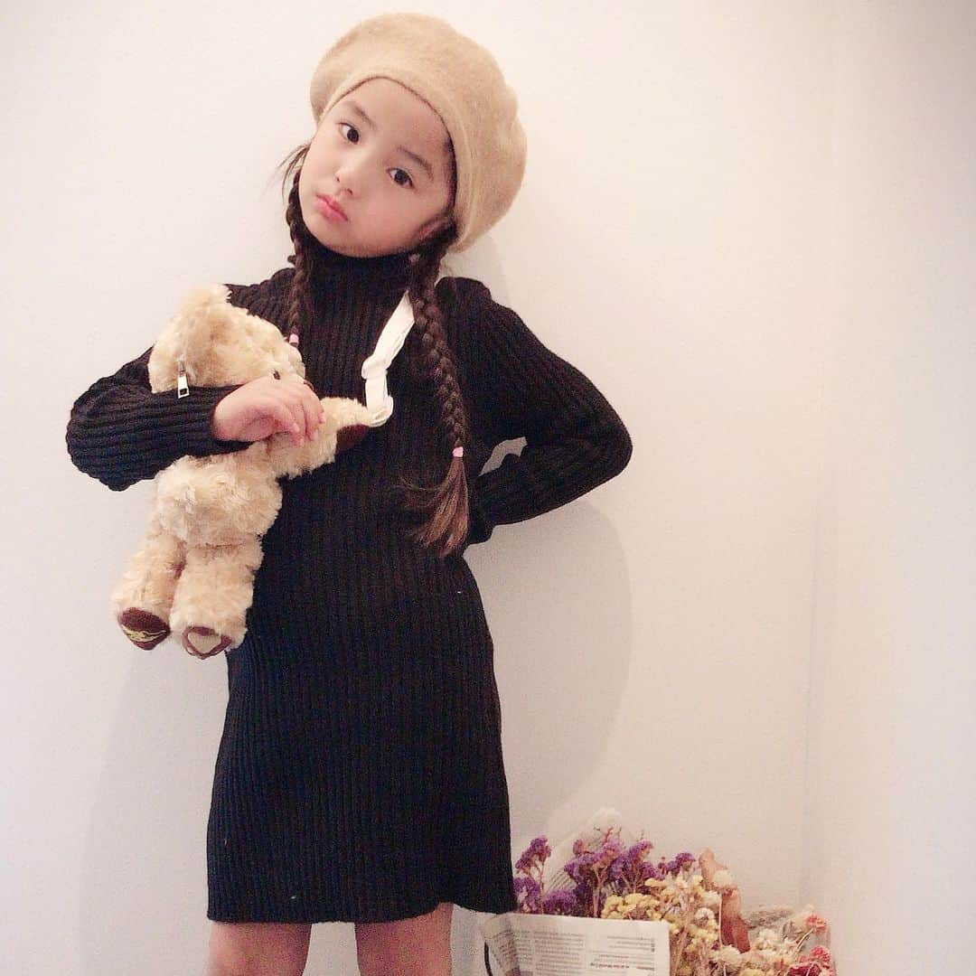 ♡KAO♡さんのインスタグラム写真 - (♡KAO♡Instagram)「🎀 ： ： @smilekids888 ☺︎ 見た瞬間、可愛すぎて速攻ポチっちゃった クマちゃんポシェット🧸 たまらない可愛さでした❤︎❤︎❤︎ 今は完売だけど、再入荷あるみたいよ(*≧艸≦) ： ： #おりんコーデ  #rinchancode ❤︎❤︎❤︎ 形が綺麗すぎるニットワンピース シンプルなのがまた可愛い❤️❤️ 小物で遊べるから使い回しきく1枚٩(๑˙╰╯˙๑) ： ： ワンピース/クマちゃんポシェット ▶︎ @smilekids888 ： ： ： ： ： ： ： ： ： #ig_kidsfashion #kidsfashion #親バカ #ig_oyabakabu #親バカ部 #娘 #6歳 #女の子 #インスタキッズ #ig_kids #mamanoko #ママリ #hugmug #コドモノ #キッズファッション #smarby #smarbykids #スママガ #コドモダカラ #comona #キッセレ #ママタス #プチプラ #韓国子供服 #mamagirl」12月18日 22時21分 - o0.don_tama.0o