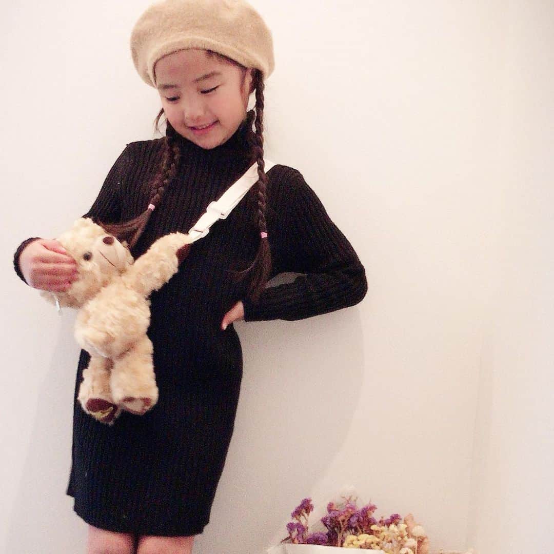 ♡KAO♡さんのインスタグラム写真 - (♡KAO♡Instagram)「🎀 ： ： @smilekids888 ☺︎ 見た瞬間、可愛すぎて速攻ポチっちゃった クマちゃんポシェット🧸 たまらない可愛さでした❤︎❤︎❤︎ 今は完売だけど、再入荷あるみたいよ(*≧艸≦) ： ： #おりんコーデ  #rinchancode ❤︎❤︎❤︎ 形が綺麗すぎるニットワンピース シンプルなのがまた可愛い❤️❤️ 小物で遊べるから使い回しきく1枚٩(๑˙╰╯˙๑) ： ： ワンピース/クマちゃんポシェット ▶︎ @smilekids888 ： ： ： ： ： ： ： ： ： #ig_kidsfashion #kidsfashion #親バカ #ig_oyabakabu #親バカ部 #娘 #6歳 #女の子 #インスタキッズ #ig_kids #mamanoko #ママリ #hugmug #コドモノ #キッズファッション #smarby #smarbykids #スママガ #コドモダカラ #comona #キッセレ #ママタス #プチプラ #韓国子供服 #mamagirl」12月18日 22時21分 - o0.don_tama.0o