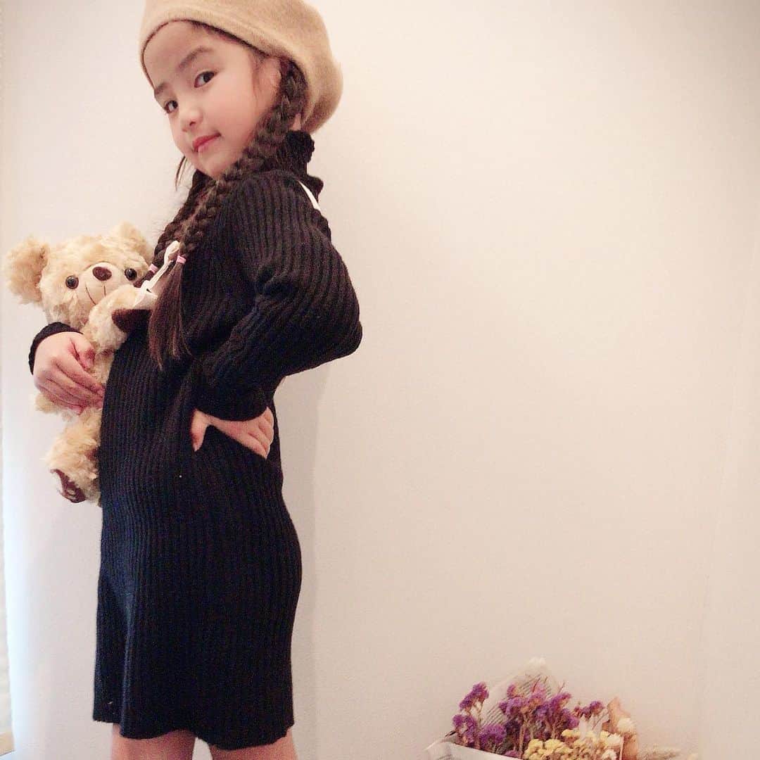 ♡KAO♡さんのインスタグラム写真 - (♡KAO♡Instagram)「🎀 ： ： @smilekids888 ☺︎ 見た瞬間、可愛すぎて速攻ポチっちゃった クマちゃんポシェット🧸 たまらない可愛さでした❤︎❤︎❤︎ 今は完売だけど、再入荷あるみたいよ(*≧艸≦) ： ： #おりんコーデ  #rinchancode ❤︎❤︎❤︎ 形が綺麗すぎるニットワンピース シンプルなのがまた可愛い❤️❤️ 小物で遊べるから使い回しきく1枚٩(๑˙╰╯˙๑) ： ： ワンピース/クマちゃんポシェット ▶︎ @smilekids888 ： ： ： ： ： ： ： ： ： #ig_kidsfashion #kidsfashion #親バカ #ig_oyabakabu #親バカ部 #娘 #6歳 #女の子 #インスタキッズ #ig_kids #mamanoko #ママリ #hugmug #コドモノ #キッズファッション #smarby #smarbykids #スママガ #コドモダカラ #comona #キッセレ #ママタス #プチプラ #韓国子供服 #mamagirl」12月18日 22時21分 - o0.don_tama.0o