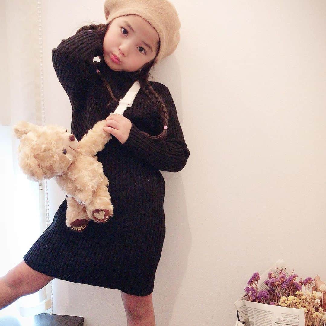 ♡KAO♡さんのインスタグラム写真 - (♡KAO♡Instagram)「🎀 ： ： @smilekids888 ☺︎ 見た瞬間、可愛すぎて速攻ポチっちゃった クマちゃんポシェット🧸 たまらない可愛さでした❤︎❤︎❤︎ 今は完売だけど、再入荷あるみたいよ(*≧艸≦) ： ： #おりんコーデ  #rinchancode ❤︎❤︎❤︎ 形が綺麗すぎるニットワンピース シンプルなのがまた可愛い❤️❤️ 小物で遊べるから使い回しきく1枚٩(๑˙╰╯˙๑) ： ： ワンピース/クマちゃんポシェット ▶︎ @smilekids888 ： ： ： ： ： ： ： ： ： #ig_kidsfashion #kidsfashion #親バカ #ig_oyabakabu #親バカ部 #娘 #6歳 #女の子 #インスタキッズ #ig_kids #mamanoko #ママリ #hugmug #コドモノ #キッズファッション #smarby #smarbykids #スママガ #コドモダカラ #comona #キッセレ #ママタス #プチプラ #韓国子供服 #mamagirl」12月18日 22時21分 - o0.don_tama.0o