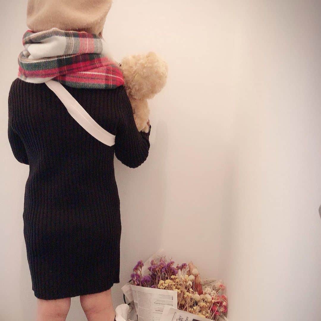♡KAO♡さんのインスタグラム写真 - (♡KAO♡Instagram)「🎀 ： ： @smilekids888 ☺︎ 見た瞬間、可愛すぎて速攻ポチっちゃった クマちゃんポシェット🧸 たまらない可愛さでした❤︎❤︎❤︎ 今は完売だけど、再入荷あるみたいよ(*≧艸≦) ： ： #おりんコーデ  #rinchancode ❤︎❤︎❤︎ 形が綺麗すぎるニットワンピース シンプルなのがまた可愛い❤️❤️ 小物で遊べるから使い回しきく1枚٩(๑˙╰╯˙๑) ： ： ワンピース/クマちゃんポシェット ▶︎ @smilekids888 ： ： ： ： ： ： ： ： ： #ig_kidsfashion #kidsfashion #親バカ #ig_oyabakabu #親バカ部 #娘 #6歳 #女の子 #インスタキッズ #ig_kids #mamanoko #ママリ #hugmug #コドモノ #キッズファッション #smarby #smarbykids #スママガ #コドモダカラ #comona #キッセレ #ママタス #プチプラ #韓国子供服 #mamagirl」12月18日 22時21分 - o0.don_tama.0o