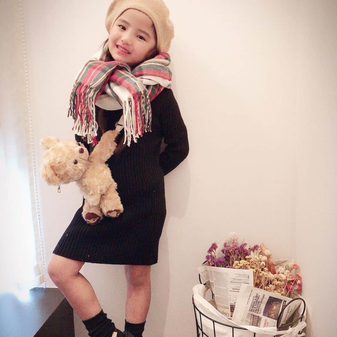 ♡KAO♡さんのインスタグラム写真 - (♡KAO♡Instagram)「🎀 ： ： @smilekids888 ☺︎ 見た瞬間、可愛すぎて速攻ポチっちゃった クマちゃんポシェット🧸 たまらない可愛さでした❤︎❤︎❤︎ 今は完売だけど、再入荷あるみたいよ(*≧艸≦) ： ： #おりんコーデ  #rinchancode ❤︎❤︎❤︎ 形が綺麗すぎるニットワンピース シンプルなのがまた可愛い❤️❤️ 小物で遊べるから使い回しきく1枚٩(๑˙╰╯˙๑) ： ： ワンピース/クマちゃんポシェット ▶︎ @smilekids888 ： ： ： ： ： ： ： ： ： #ig_kidsfashion #kidsfashion #親バカ #ig_oyabakabu #親バカ部 #娘 #6歳 #女の子 #インスタキッズ #ig_kids #mamanoko #ママリ #hugmug #コドモノ #キッズファッション #smarby #smarbykids #スママガ #コドモダカラ #comona #キッセレ #ママタス #プチプラ #韓国子供服 #mamagirl」12月18日 22時21分 - o0.don_tama.0o