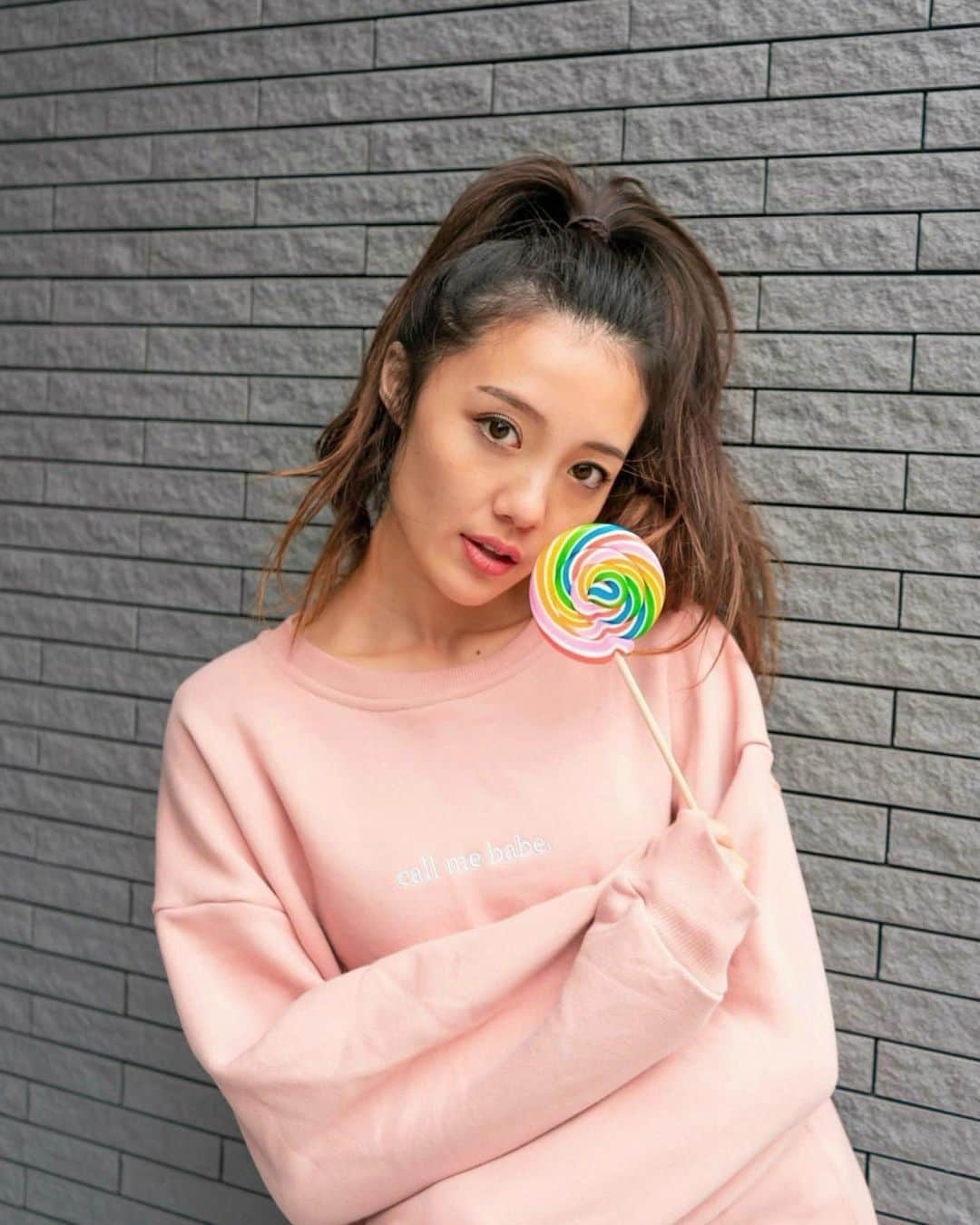 佐藤マクニッシュ怜子さんのインスタグラム写真 - (佐藤マクニッシュ怜子Instagram)「which color is your color? 🍭💗 these oversized sweaters will come out this Friday on @amaterasjapan 🖤 they’re pretty comfy and pretty cute, stay in line!😉 ‘ 今週金曜日にでるオーバーサイズトレーナーがちょーかわいいの😍 こういうオーバーサイズ感のがどうしても欲しくて作っちゃいました✌🏽 パジャマとしても着れるし外でももちろん、ユニセックスなのでお揃いで着てもかわいいよ😌 販売開始は19:00- みんなの好きな色をコメントしてね🖤」12月18日 22時22分 - reikoofficial