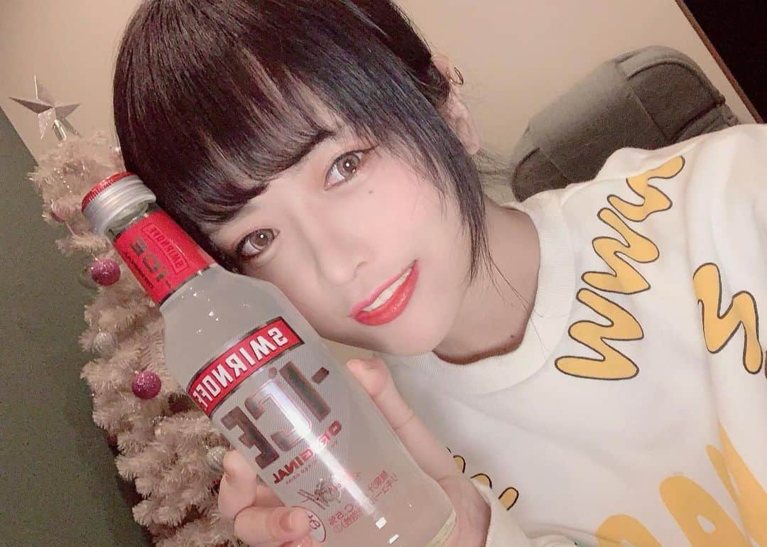 大森砂奈のインスタグラム：「お酒と私🧡🧡🧡🧡🧡 最近インスタ動かさなさすぎた🥺 . 12月終わるまであと何日だ！？ 令和元年終わるよ😇😇😇 振り返りはイブライブ🎄✨でやろーかな👍 みんな今年1年どうだった？ って31日にも言ってるかもしんないけど 最後に笑ってたいよな😁 . 今年は投稿本数が少なかったから 動画ランキングやらなかったけど😇 2020年はまたやりたいなー✨ ってことで、12月まだまだ動画出るんで 引き続きよろしくお願いします🥺🧡 . #さなっち#マルチクリエイター #栃木県YouTuber#スミノフオイシイ」