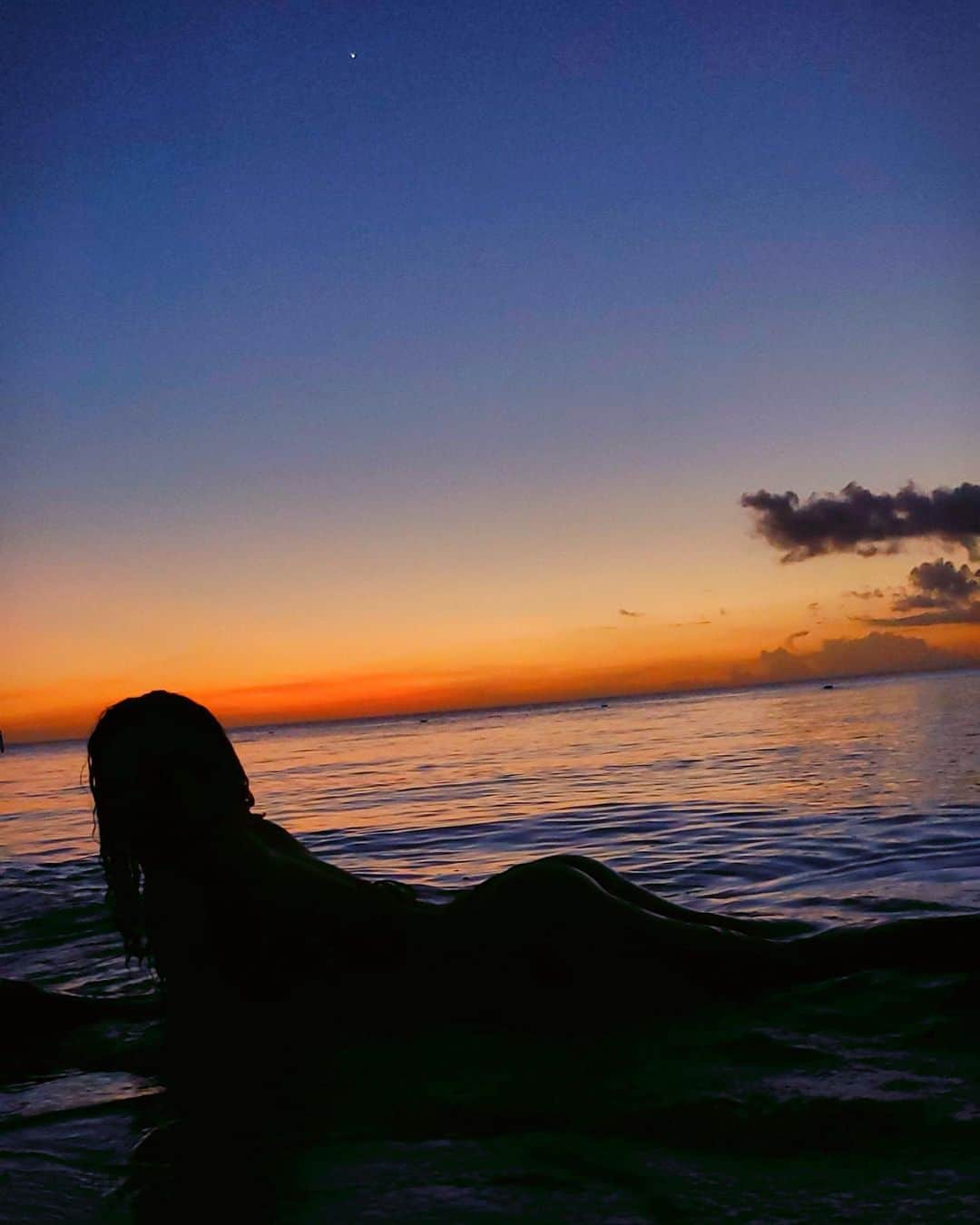 ユリサさんのインスタグラム写真 - (ユリサInstagram)「1, 2, 3, 4?🌊🧡 #beautiful #sunset 初めて、夕日が沈むのをずっと海の中で見てた🧜🏽‍♀️」12月18日 22時33分 - yurisa