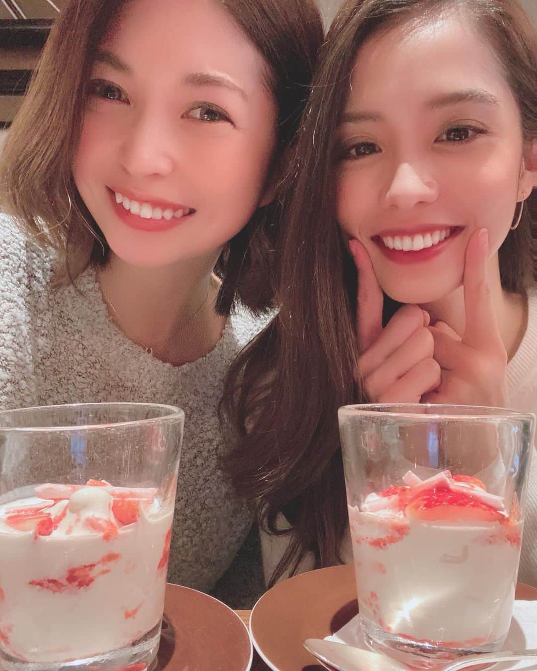浦田麻緖さんのインスタグラム写真 - (浦田麻緖Instagram)「お仕事で仲良くなった、 @atannnn715 ちゃん💕 こうやってプライベートでも仲良くできる事に感謝✨ とりあえず可愛い〜んだけど、特にえくぼが最高なんだな❣️えくぼフェチな私にとっては羨ましい限りのえくぼをお持ちなのです☺️💕 まおもえくぼ欲しい〜よ〜www みんなは何フェチ？？ #えくぼ #えくぼ女子 #えくぼフェチ#cute #美 #theoakdoor #グランドハイアット東京 #lunch #yummy #グルメ  #love #happy #フェチ」12月18日 22時33分 - mao.urata