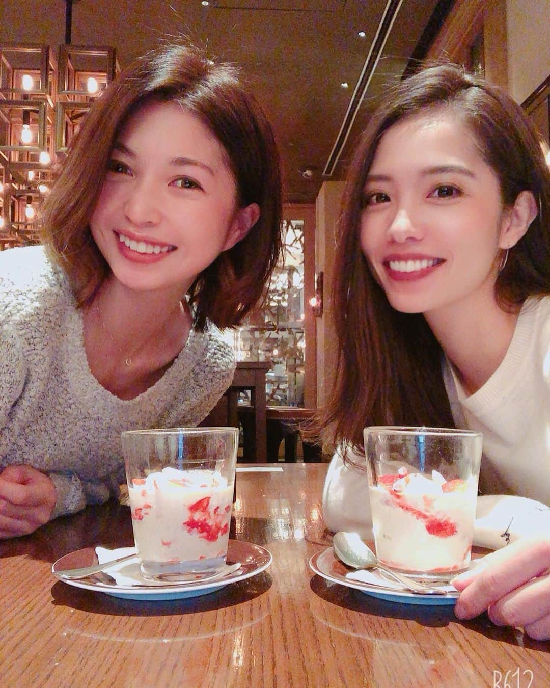 浦田麻緖さんのインスタグラム写真 - (浦田麻緖Instagram)「お仕事で仲良くなった、 @atannnn715 ちゃん💕 こうやってプライベートでも仲良くできる事に感謝✨ とりあえず可愛い〜んだけど、特にえくぼが最高なんだな❣️えくぼフェチな私にとっては羨ましい限りのえくぼをお持ちなのです☺️💕 まおもえくぼ欲しい〜よ〜www みんなは何フェチ？？ #えくぼ #えくぼ女子 #えくぼフェチ#cute #美 #theoakdoor #グランドハイアット東京 #lunch #yummy #グルメ  #love #happy #フェチ」12月18日 22時33分 - mao.urata