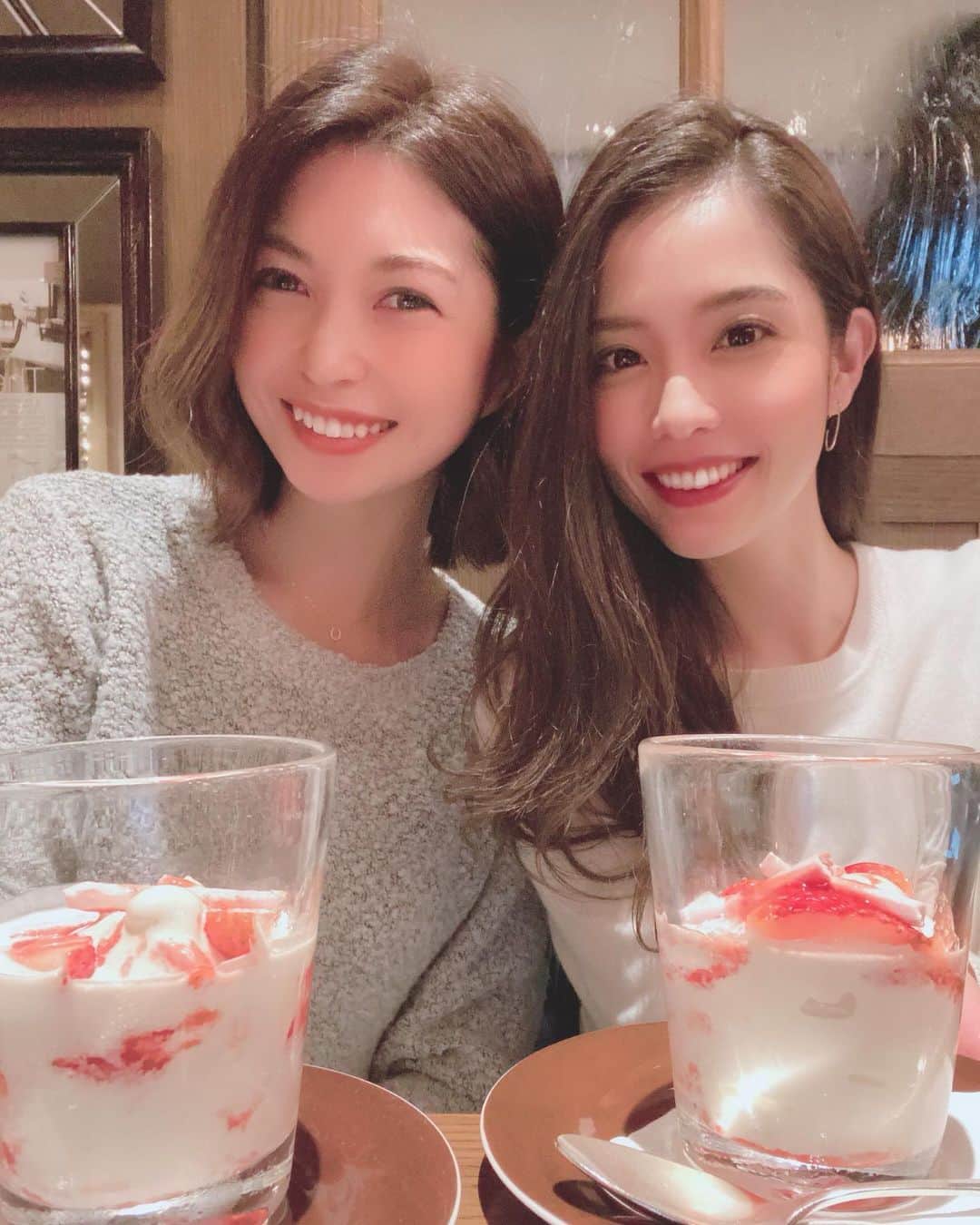 浦田麻緖さんのインスタグラム写真 - (浦田麻緖Instagram)「お仕事で仲良くなった、 @atannnn715 ちゃん💕 こうやってプライベートでも仲良くできる事に感謝✨ とりあえず可愛い〜んだけど、特にえくぼが最高なんだな❣️えくぼフェチな私にとっては羨ましい限りのえくぼをお持ちなのです☺️💕 まおもえくぼ欲しい〜よ〜www みんなは何フェチ？？ #えくぼ #えくぼ女子 #えくぼフェチ#cute #美 #theoakdoor #グランドハイアット東京 #lunch #yummy #グルメ  #love #happy #フェチ」12月18日 22時33分 - mao.urata