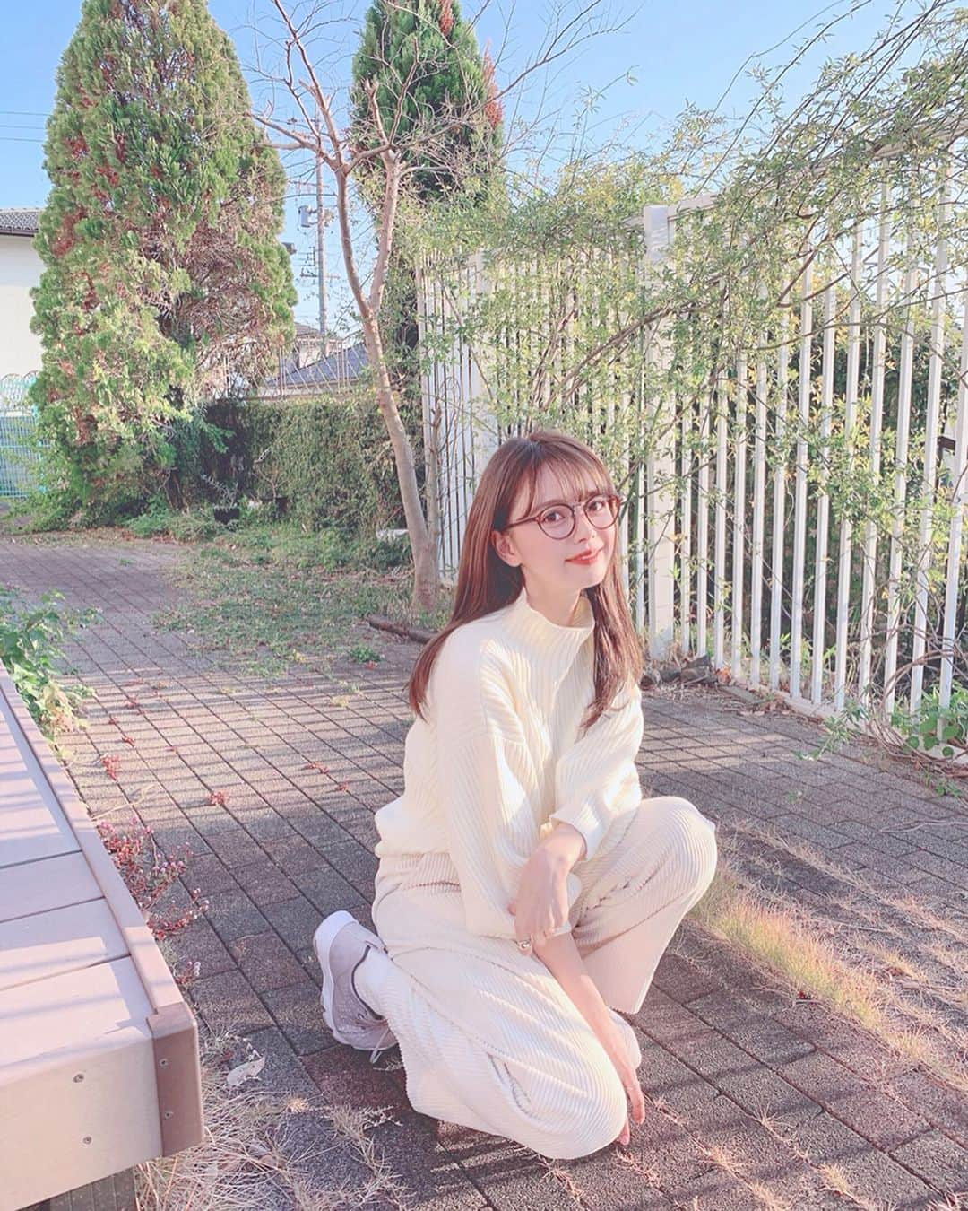 山崎春佳さんのインスタグラム写真 - (山崎春佳Instagram)「✌🏻👓 . いつもとちょっと違うテイスト？かな？ ぬくぬく楽ちんコーデ☻҇ . この @titivatejp のトップスは形が今っぽくてかわゆい から、色んな色もってる❁ . #me #tbt #coordinate #ootd #knit #whitecoordinate #fashion #titivate #titivatestyle #sneakers #reebok #glasses #ボトルネックリブニットプルオーバー #ティティベイト #オールホワイト #伊達眼鏡 #リーボック #スニーカー #スニーカー女子 #スニーカーコーデ #あしもと倶楽部 #庭 #実家」12月18日 22時36分 - haruka_yamazaki