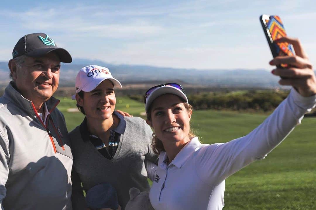 アレハンドラ・ジャネサさんのインスタグラム写真 - (アレハンドラ・ジャネサInstagram)「Con dos grandes del golf mexicano!  Gracias @lor8a por los tips el otro día!! Que buena jugada y platicada 😁🍿a seguirle! 👊 siempre serás un ejemplo para todos. Y gracias Rafa por siempre estar dispuesto a ayudarnos y apoyar tanto a @igpmgolf!! 🙏🙏 #vamospormas #sumando #sisepuede #butfirstletmetakeaselfie」12月19日 8時00分 - alellaneza