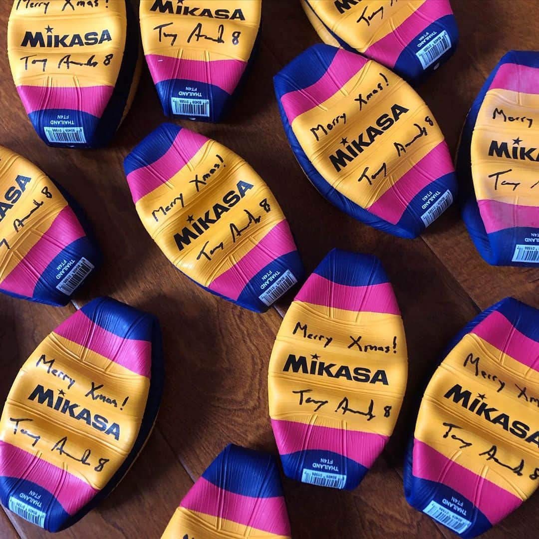 トニー・アゼベドのインスタグラム：「Some giveaways at my last shooting clinic of the year! Love my Wednesday’s」
