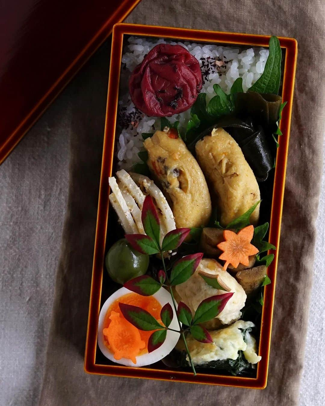 Ryoko Yunokiのインスタグラム：「+ + + Dashi-simmered gammodoki and kombu seaweed bento/がんもどきと昆布の出汁煮弁当 . *rice and umeboshi *dashi-simmered gammodoki and kombu seaweed *blanched lotus root, marinated with sweet sour dressing *soy-simmered burdock *tsukune, chicken meatballs, skewered *grilled spinach with cheese *hard-boiled egg *green olive . ＊ご飯と梅干し ＊がんもどきと昆布の出汁煮 ＊蓮根の酢の物 ＊牛蒡の醤油煮 ＊鶏のつくね ＊法蓮草のチーズ焼き ＊ゆで卵 ＊オリーブ + + + #bento #お弁当 #丸の内弁当 #f52grams #春慶塗 #飛騨春慶」