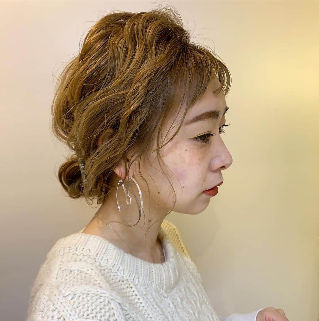 YU-U（工藤由布）さんのインスタグラム写真 - (YU-U（工藤由布）Instagram)「2019,12,19のアレンジ ゆるゆるっと波ウェーブしてミニシニヨン✔︎ #三つ編みロールアッププロセス 参照だよ👀 ヘアスティック… @nood.aoi ピアス… @emun_official ・・・ #ヘアアレンジ #uアレンジ #ボブアレンジ #ミディアムアレンジ #ロングアレンジ  #uミディアムアレンジ #hairarrange #hairstyle #tcbsnap #todayful #シニヨン #u和装ヘア #noodaccessory #volito_ #emun_official #emunaccessories」12月19日 8時18分 - nyan22u22nyan