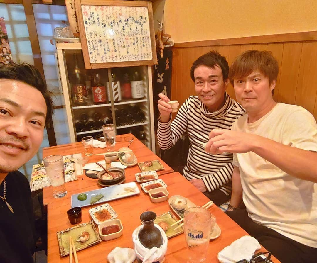 高井俊彦さんのインスタグラム写真 - (高井俊彦Instagram)「【爆笑忘年会🍻】 昨夜はー。 歌手の瀬戸つよしさん、白川さんと忘年会✨ 千日前の『けん』から始まって、その後は座裏『ロマンチカ』へ⤴️⤴️⤴️ ピュアな瀬戸さんの返しがおもしろ過ぎてずっと笑ってました☺ 瀬戸さん白川さんご馳走さまでした🙇  プロの中でも絶対的な歌唱力をお持ちの瀬戸さんの歌声が12/23なんばハッチで聴けますよ👍 皆さん是非🎶  深夜過ぎもう一つのお誘いあって舞台監督前田くん、女優花田咲季ちゃんと『やすだや』へ✌️ 熱い話もええね👏  #瀬戸つよし  #テンダラー白川  #吉本新喜劇  #高井俊彦  #酒処けん #ロマンチカ #舞台監督前田  #花田咲季  #やすだや」12月19日 8時20分 - takai_toshihiko