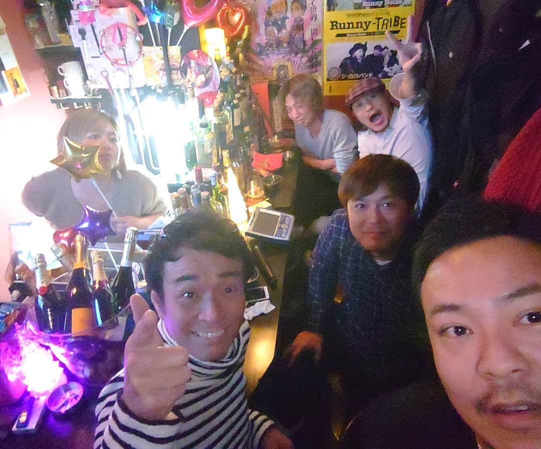 高井俊彦さんのインスタグラム写真 - (高井俊彦Instagram)「【爆笑忘年会🍻】 昨夜はー。 歌手の瀬戸つよしさん、白川さんと忘年会✨ 千日前の『けん』から始まって、その後は座裏『ロマンチカ』へ⤴️⤴️⤴️ ピュアな瀬戸さんの返しがおもしろ過ぎてずっと笑ってました☺ 瀬戸さん白川さんご馳走さまでした🙇  プロの中でも絶対的な歌唱力をお持ちの瀬戸さんの歌声が12/23なんばハッチで聴けますよ👍 皆さん是非🎶  深夜過ぎもう一つのお誘いあって舞台監督前田くん、女優花田咲季ちゃんと『やすだや』へ✌️ 熱い話もええね👏  #瀬戸つよし  #テンダラー白川  #吉本新喜劇  #高井俊彦  #酒処けん #ロマンチカ #舞台監督前田  #花田咲季  #やすだや」12月19日 8時20分 - takai_toshihiko