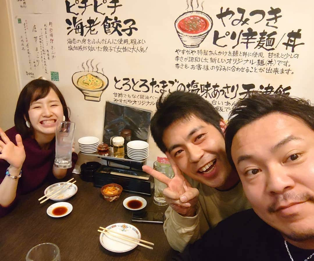 高井俊彦さんのインスタグラム写真 - (高井俊彦Instagram)「【爆笑忘年会🍻】 昨夜はー。 歌手の瀬戸つよしさん、白川さんと忘年会✨ 千日前の『けん』から始まって、その後は座裏『ロマンチカ』へ⤴️⤴️⤴️ ピュアな瀬戸さんの返しがおもしろ過ぎてずっと笑ってました☺ 瀬戸さん白川さんご馳走さまでした🙇  プロの中でも絶対的な歌唱力をお持ちの瀬戸さんの歌声が12/23なんばハッチで聴けますよ👍 皆さん是非🎶  深夜過ぎもう一つのお誘いあって舞台監督前田くん、女優花田咲季ちゃんと『やすだや』へ✌️ 熱い話もええね👏  #瀬戸つよし  #テンダラー白川  #吉本新喜劇  #高井俊彦  #酒処けん #ロマンチカ #舞台監督前田  #花田咲季  #やすだや」12月19日 8時20分 - takai_toshihiko