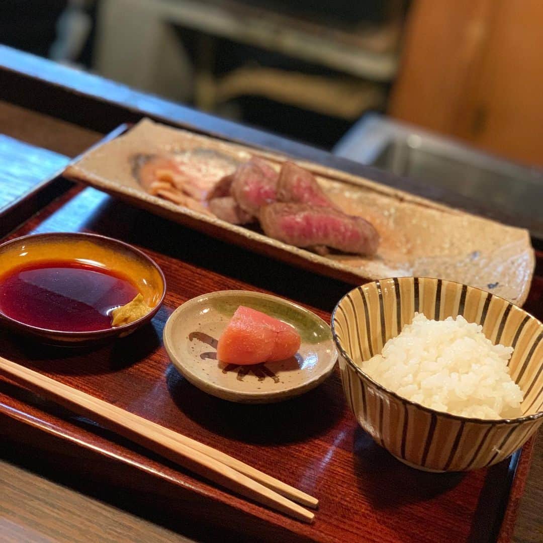 沢瀉美緒さんのインスタグラム写真 - (沢瀉美緒Instagram)「※ Day 1 in Kyoto 🥢 . 京都に着いたばかりの夜は カウンターでおひとりさま。 . ろはんなら✨と思って 急遽予約しました。 . 基本的におひとりさまは 苦手ですが、1人だから急遽入れる お店が多いのも事実。笑 . この日はイチボの定食にしました。 ◆お大根とサワラの炊いたん ◆フグポン ◆イチボの炭火焼 ◆お椀とご飯、明太子 . 大人の定食が食べられる大好きな お店でした。 . 鯖サンド食べよ💛と思ってたのに。 笑 . . #祇園ろはん #ろはん #kyoto #京都 #ミオログ #鯖サンド」12月19日 8時34分 - mio_omodaka