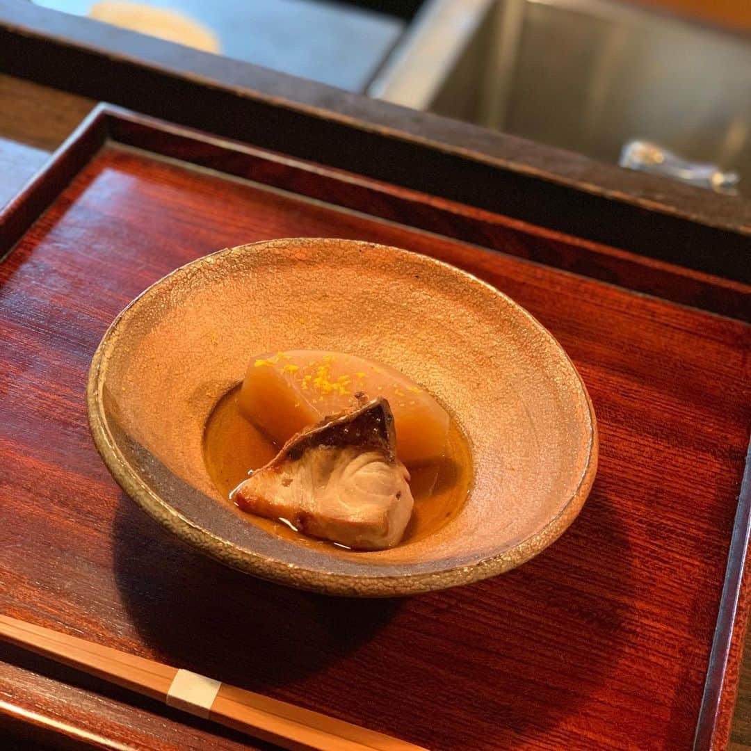 沢瀉美緒さんのインスタグラム写真 - (沢瀉美緒Instagram)「※ Day 1 in Kyoto 🥢 . 京都に着いたばかりの夜は カウンターでおひとりさま。 . ろはんなら✨と思って 急遽予約しました。 . 基本的におひとりさまは 苦手ですが、1人だから急遽入れる お店が多いのも事実。笑 . この日はイチボの定食にしました。 ◆お大根とサワラの炊いたん ◆フグポン ◆イチボの炭火焼 ◆お椀とご飯、明太子 . 大人の定食が食べられる大好きな お店でした。 . 鯖サンド食べよ💛と思ってたのに。 笑 . . #祇園ろはん #ろはん #kyoto #京都 #ミオログ #鯖サンド」12月19日 8時34分 - mio_omodaka