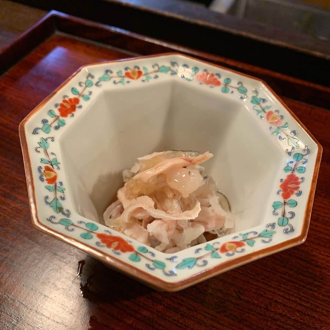 沢瀉美緒さんのインスタグラム写真 - (沢瀉美緒Instagram)「※ Day 1 in Kyoto 🥢 . 京都に着いたばかりの夜は カウンターでおひとりさま。 . ろはんなら✨と思って 急遽予約しました。 . 基本的におひとりさまは 苦手ですが、1人だから急遽入れる お店が多いのも事実。笑 . この日はイチボの定食にしました。 ◆お大根とサワラの炊いたん ◆フグポン ◆イチボの炭火焼 ◆お椀とご飯、明太子 . 大人の定食が食べられる大好きな お店でした。 . 鯖サンド食べよ💛と思ってたのに。 笑 . . #祇園ろはん #ろはん #kyoto #京都 #ミオログ #鯖サンド」12月19日 8時34分 - mio_omodaka