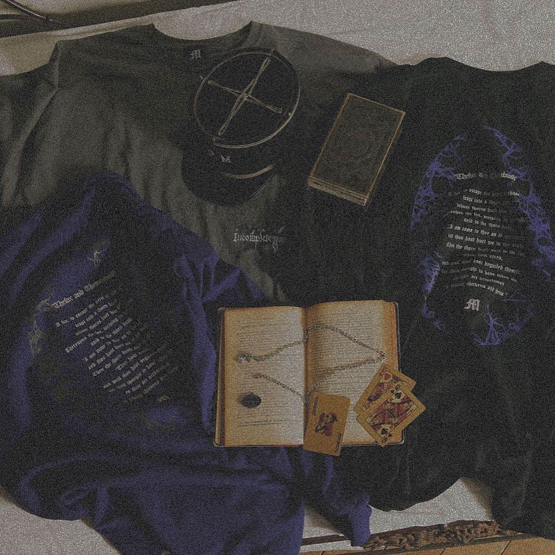 chiiiiiのインスタグラム：「【MAGMELL Official Web Site Renewal】 (@_magmell )  New collection "Defrect" 今期は『歪み』をテーマに形成されたグラフィックとカラーで落とし込んだ世界観。 歪んだ感情に基づいたおとぎ話に焦点を当てました。一点に負の感情だけではなく，そこから見える学びや共鳴し合える場所，よく見て頂くと何か違和感のある世界。 ・ ・ 光が反射するプリント加工やアンティークシルバーなど目を惹く素材で遊んでみました👣」