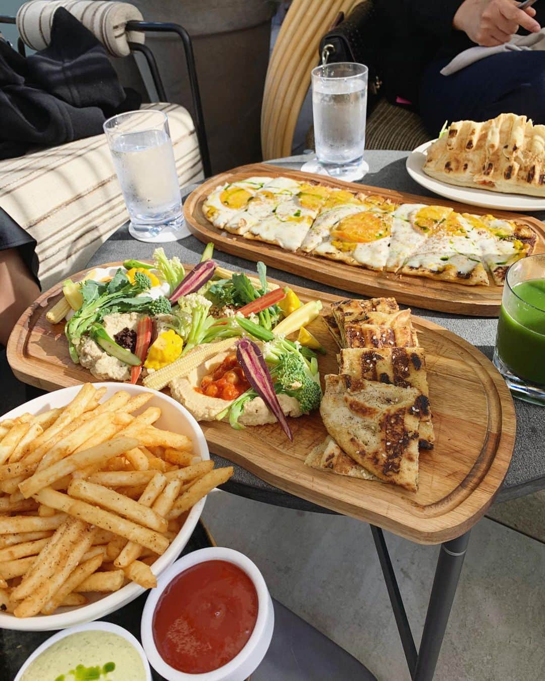 高木りなさんのインスタグラム写真 - (高木りなInstagram)「@santamonicaproper  Properホテルの屋上にある、Calabra🌴💙 サンタモニカの景色を眺めながら、美味しいお料理と久しぶりに再会した友人たちと💓 次男くんはランチ中ずっと寝てくれてました🐣💤 산타모니카 프로퍼호텔 옥상에 있는 레스토랑 Calabra! 여기 맛도 경치도 굿굿!👍🏻👍🏻 #santamonica #properhotel  #calabra #losangeles #california #girlfriends #サンタモニカ」12月19日 8時32分 - rinasvoyage