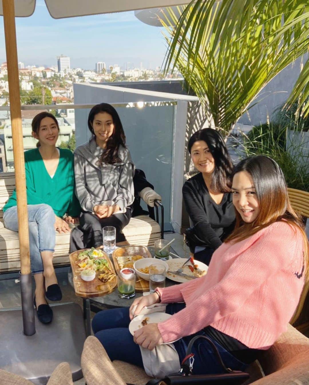 高木りなのインスタグラム：「@santamonicaproper  Properホテルの屋上にある、Calabra🌴💙 サンタモニカの景色を眺めながら、美味しいお料理と久しぶりに再会した友人たちと💓 次男くんはランチ中ずっと寝てくれてました🐣💤 산타모니카 프로퍼호텔 옥상에 있는 레스토랑 Calabra! 여기 맛도 경치도 굿굿!👍🏻👍🏻 #santamonica #properhotel  #calabra #losangeles #california #girlfriends #サンタモニカ」
